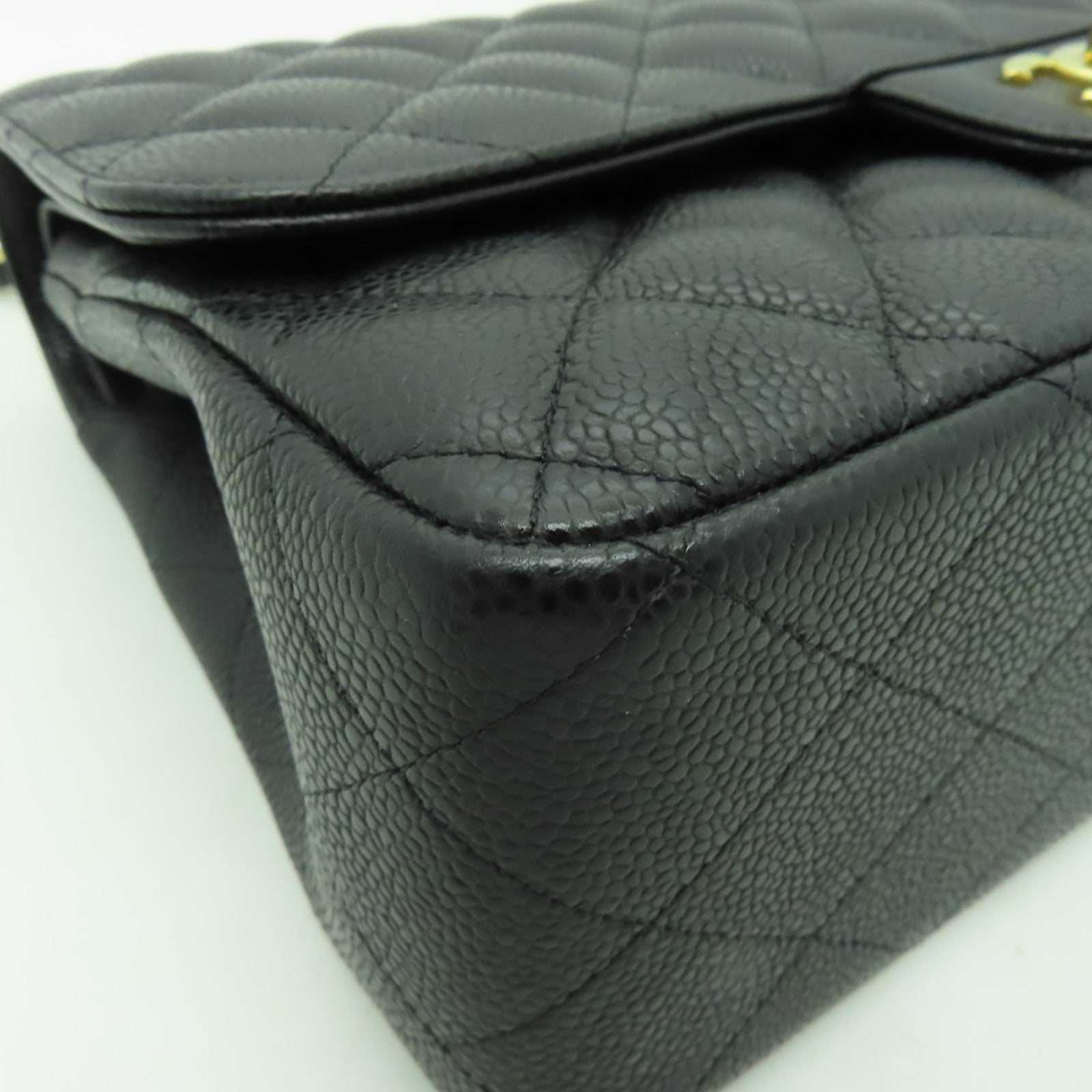 CHANEL 菱格Caviar皮革Classic Flap 30金扣鏈帶肩背袋黑色