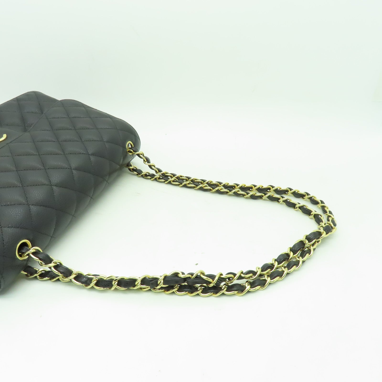 CHANEL 菱格Caviar皮革Classic Flap 30金扣鏈帶肩背袋黑色