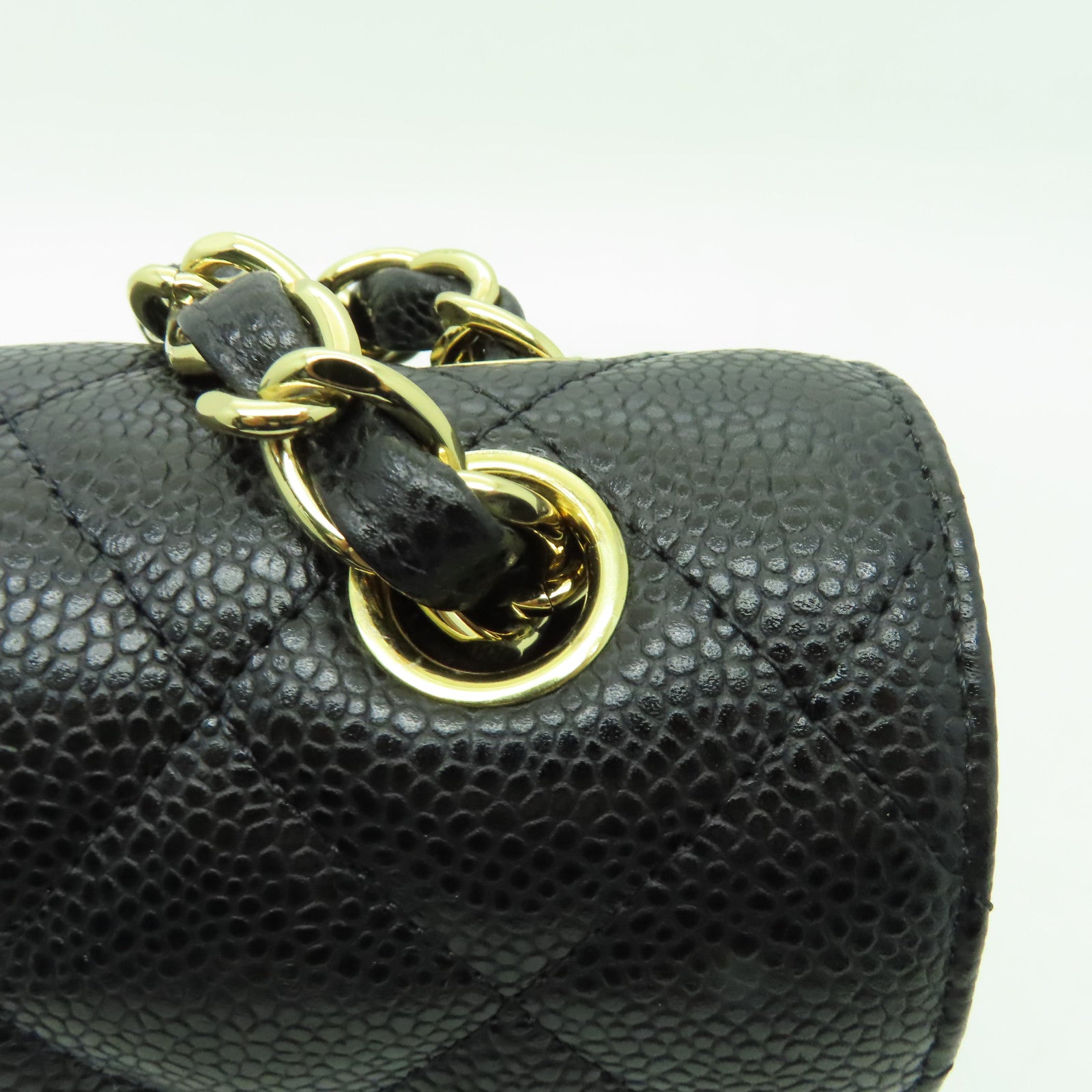 CHANEL 菱格Caviar皮革Classic Flap 30金扣鏈帶肩背袋黑色