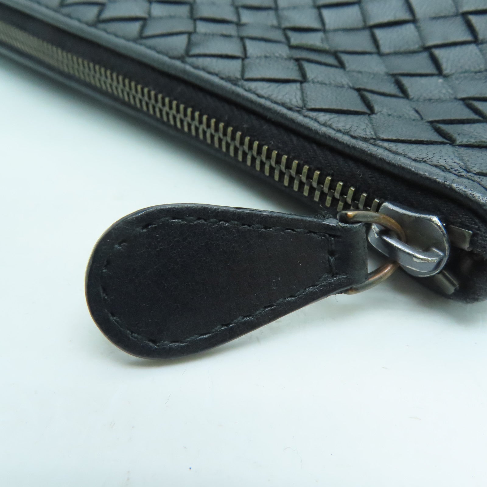 BOTTEGA VENETA 織紋皮革Pouch銀扣手拿包黑色