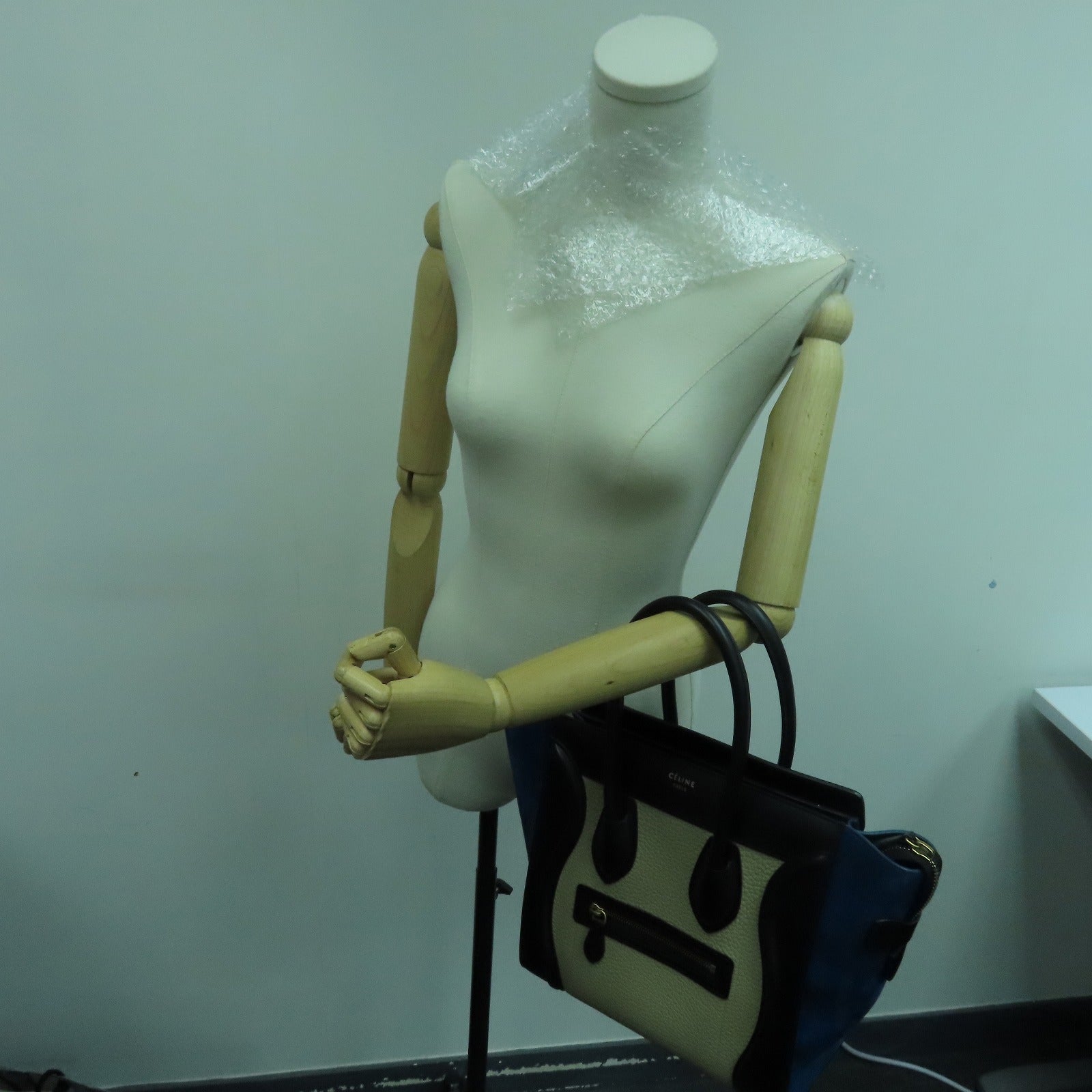 CELINE 牛皮皮革Micro Luggage金扣手挽袋米色/蓝色