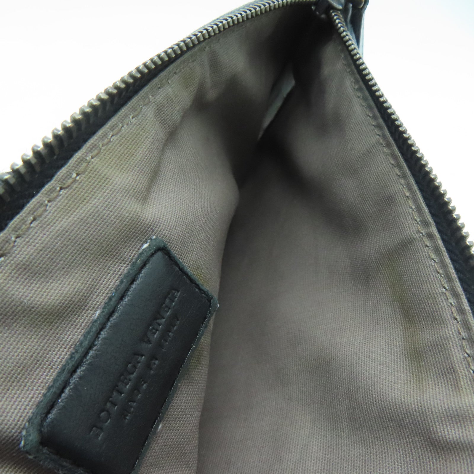 BOTTEGA VENETA 織紋皮革Pouch銀扣手拿包黑色