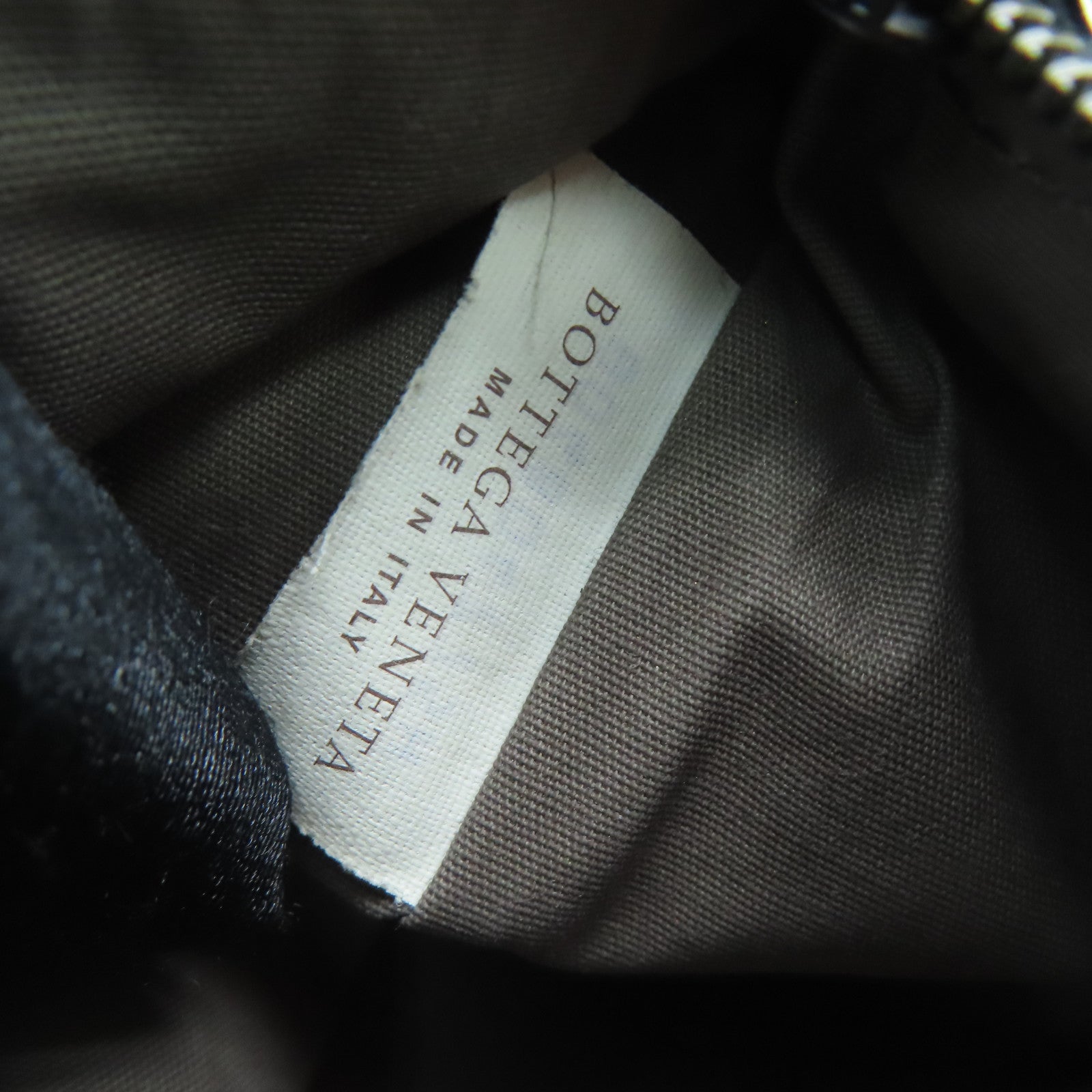BOTTEGA VENETA 織紋皮革Pouch銀扣手拿包黑色