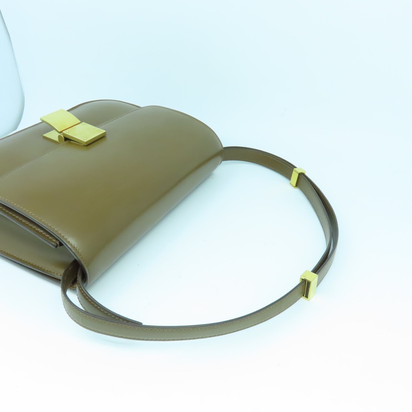 CELINE 牛皮皮革Medium Classic Box金扣肩背袋駱駝色