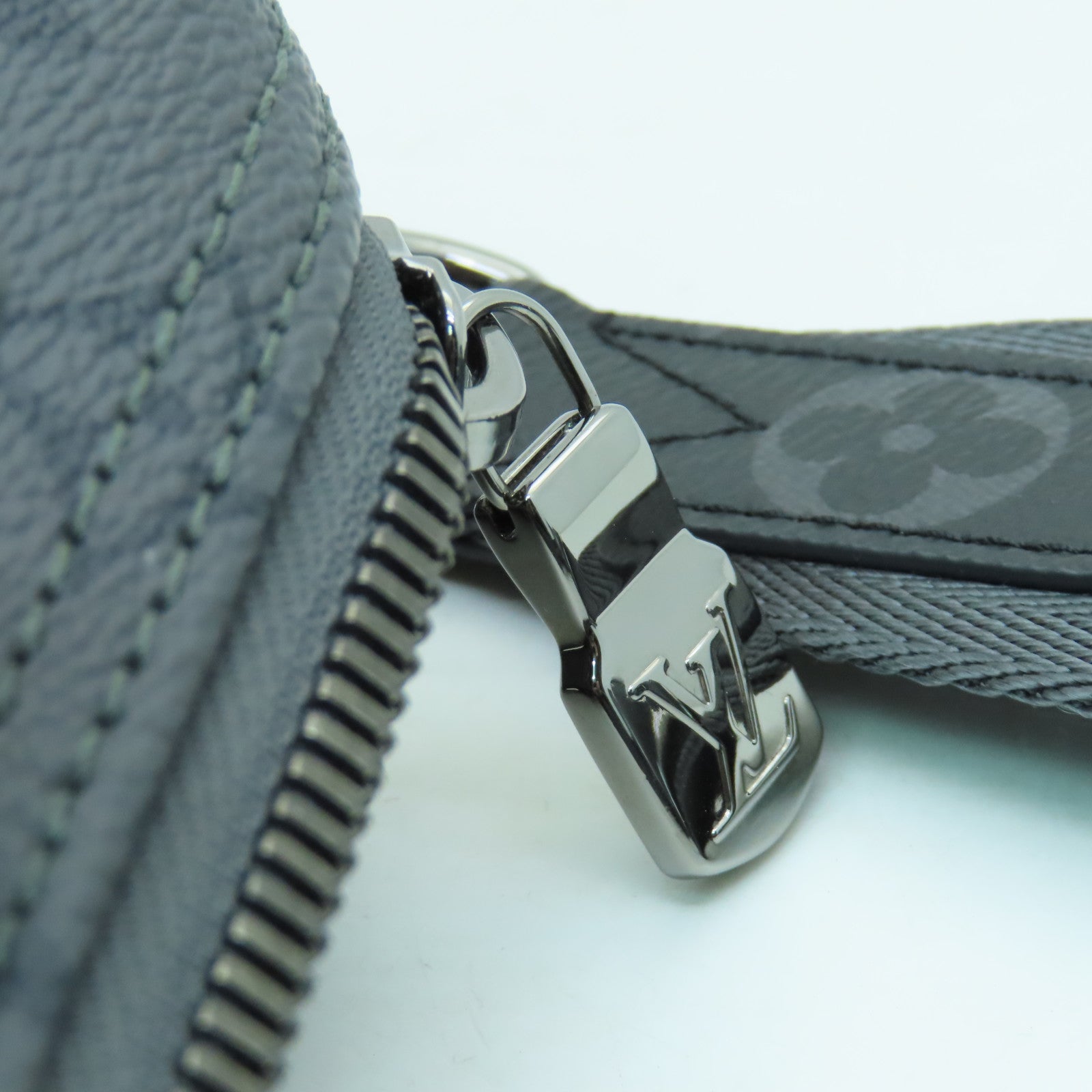 LOUIS VUITTON Monogram Eclipse YK Keepall 25银扣手挽肩背两用袋灰色/多色