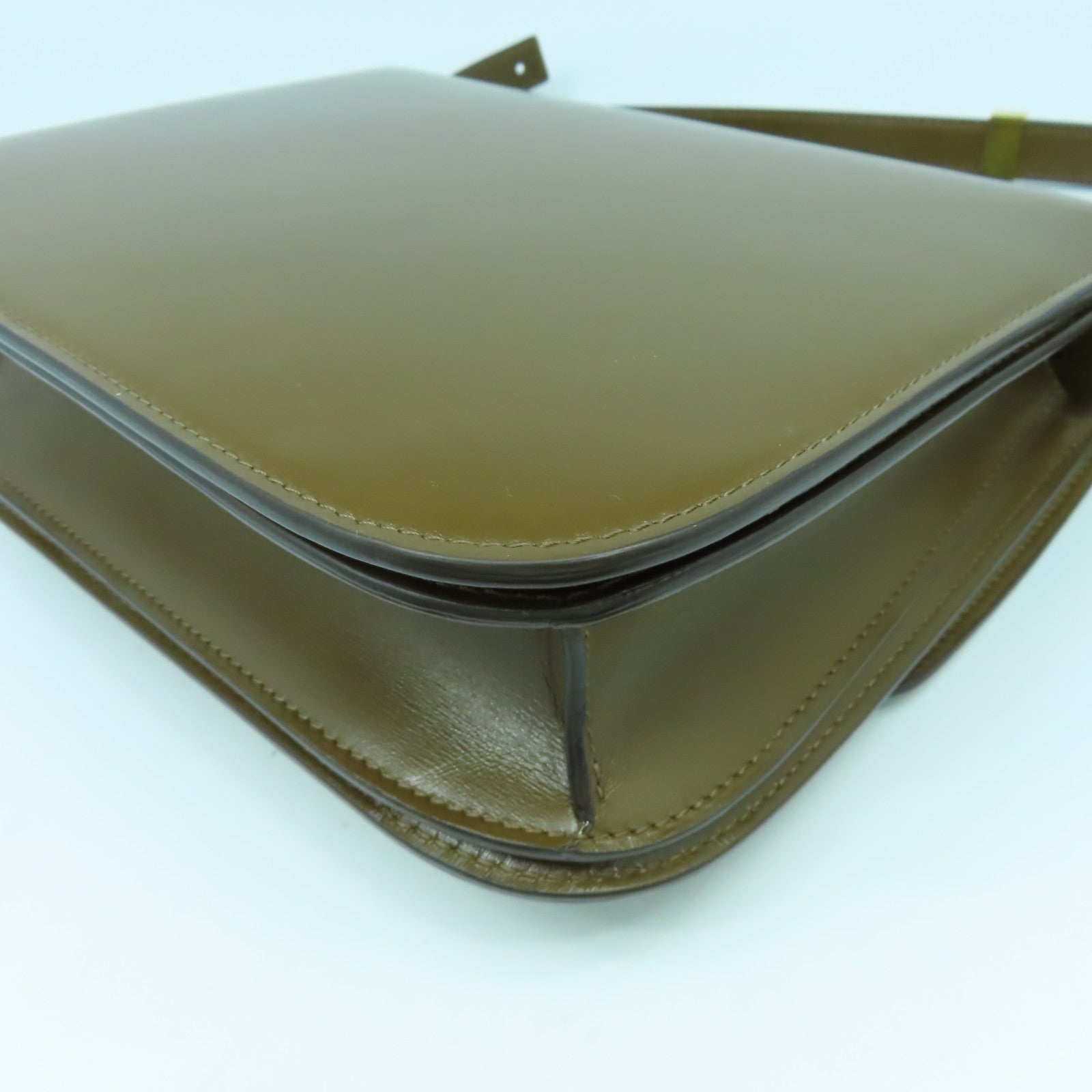 CELINE 牛皮皮革Medium Classic Box金扣肩背袋駱駝色