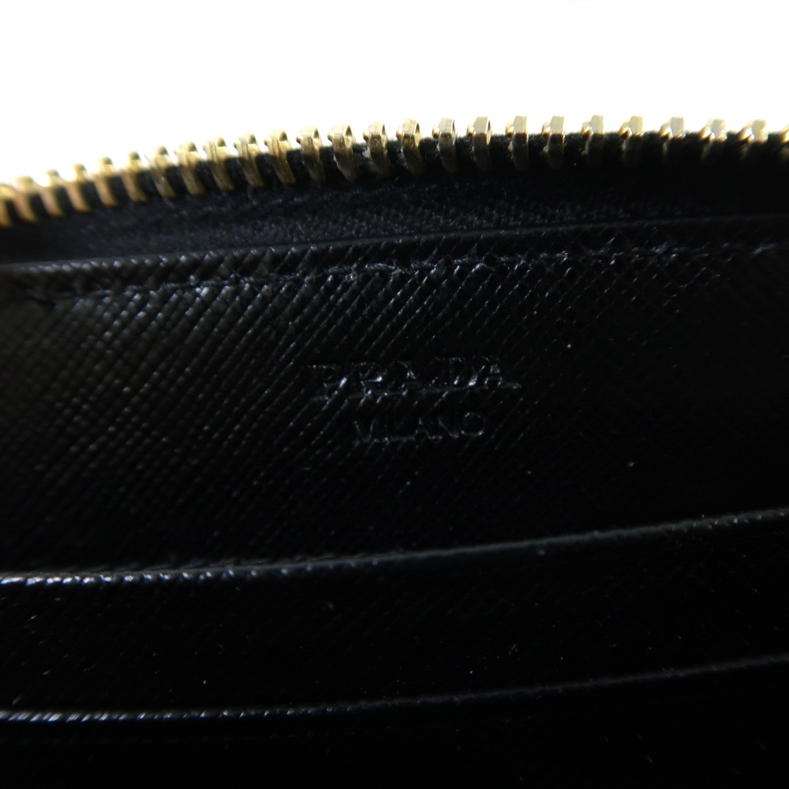 PRADA Saffiano皮革Zipper Wallet金扣錢包黑色
