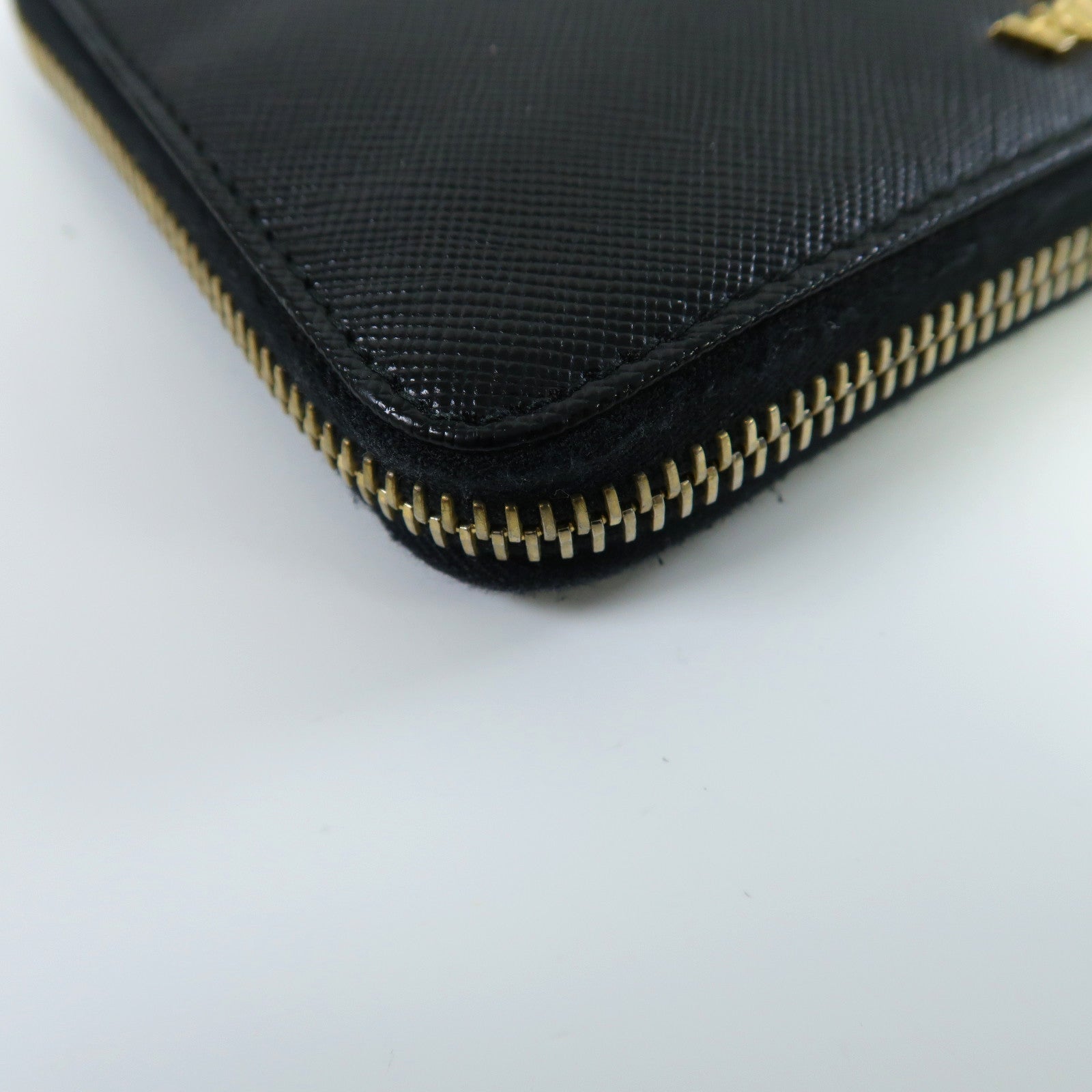 PRADA Saffiano皮革Zipper Wallet金扣錢包黑色