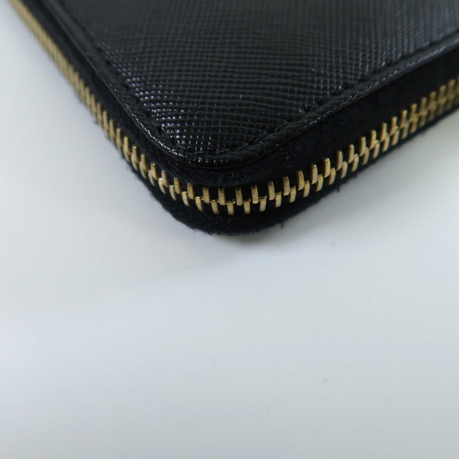 PRADA Saffiano皮革Zipper Wallet金扣錢包黑色