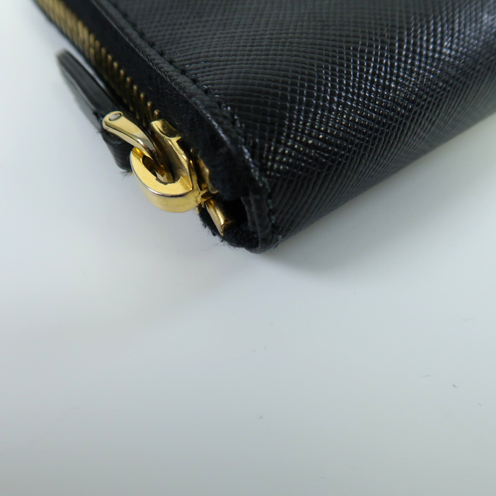 PRADA Saffiano皮革Zipper Wallet金扣錢包黑色