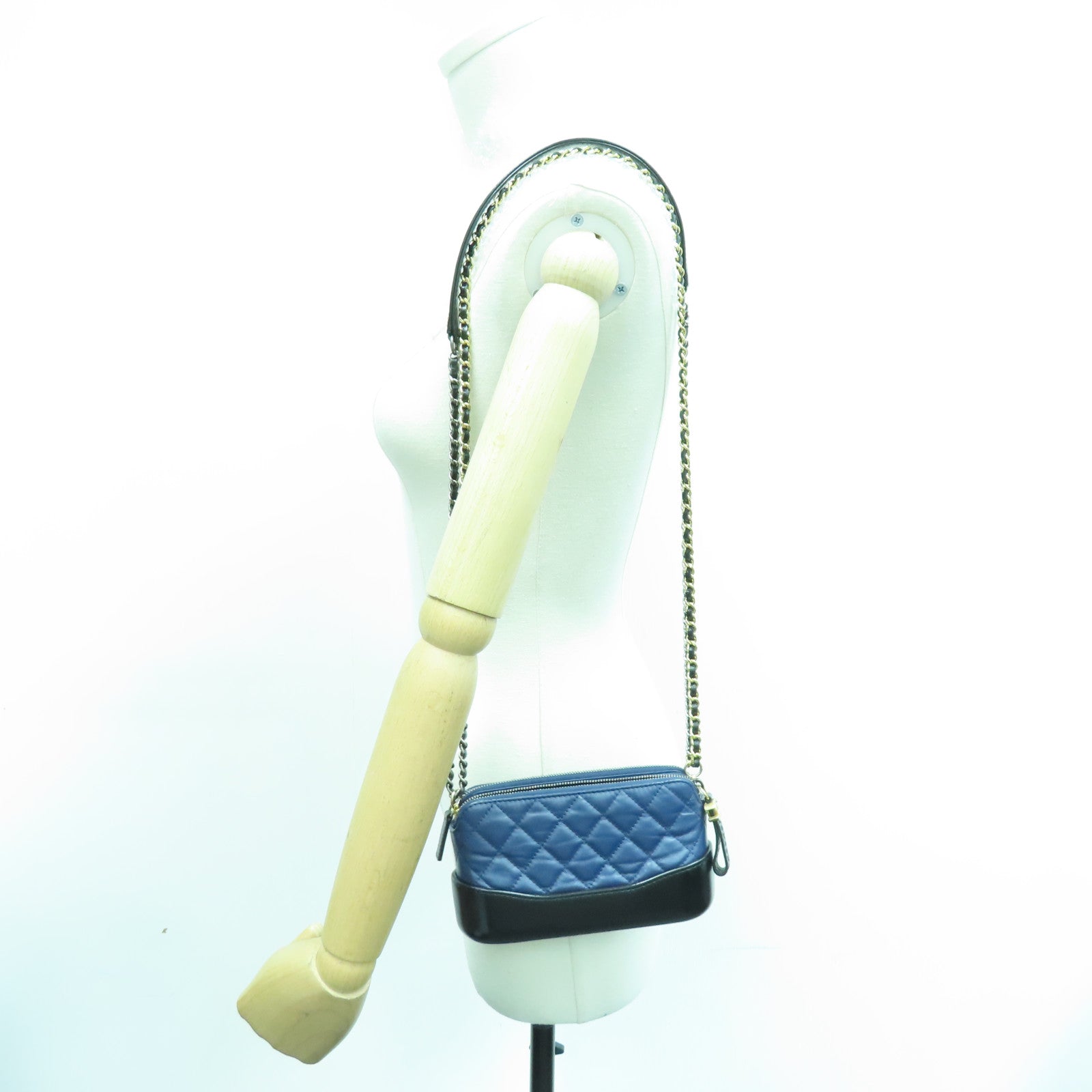 CHANEL 菱格牛皮皮革Gabrielle Clutch With Chain金扣链带肩背袋深蓝色黑色