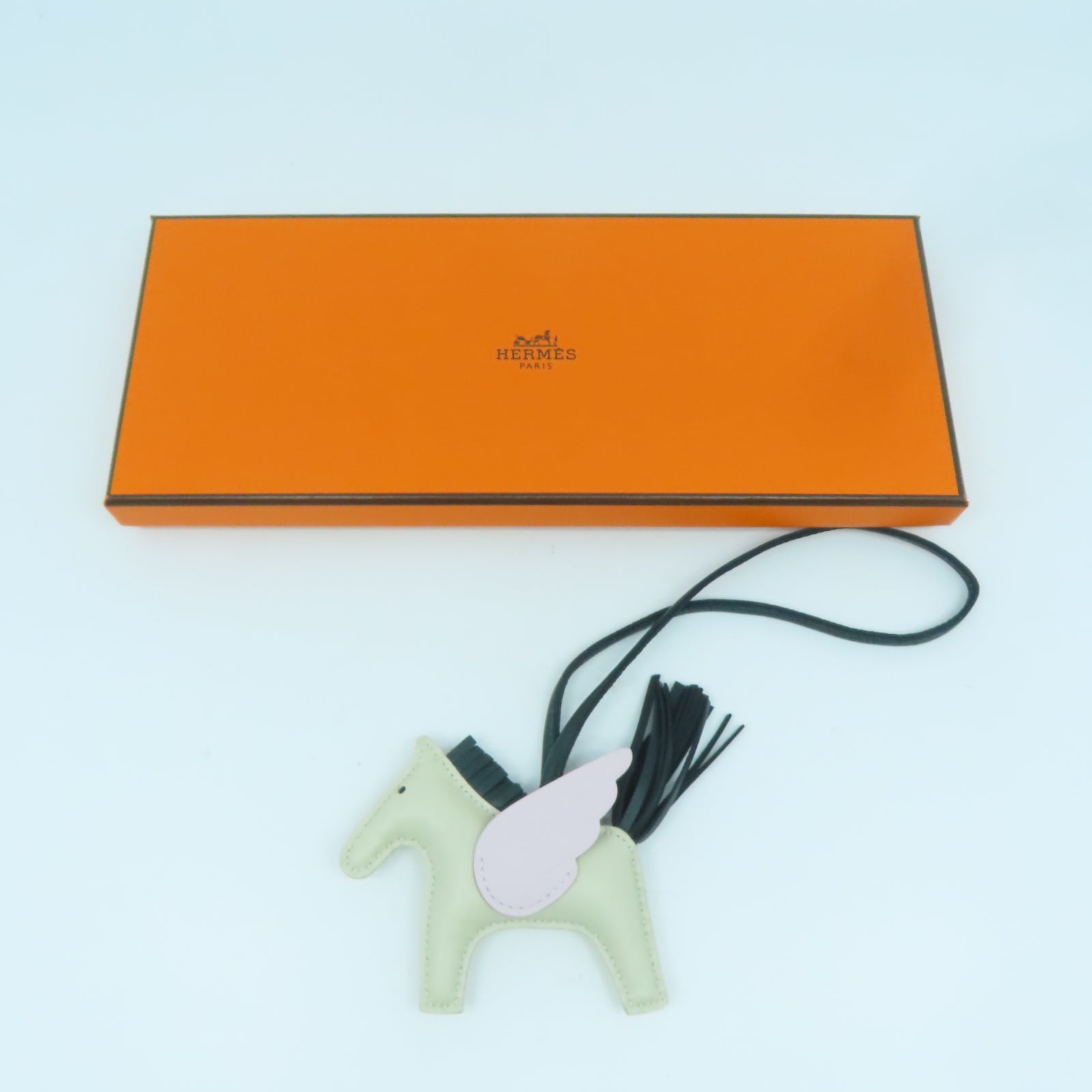 HERMES Swift皮革Rodeo Pegase MM掛飾Craie奶昔白/Vert Cypres松柏綠/Mauve Pale夢幻紫