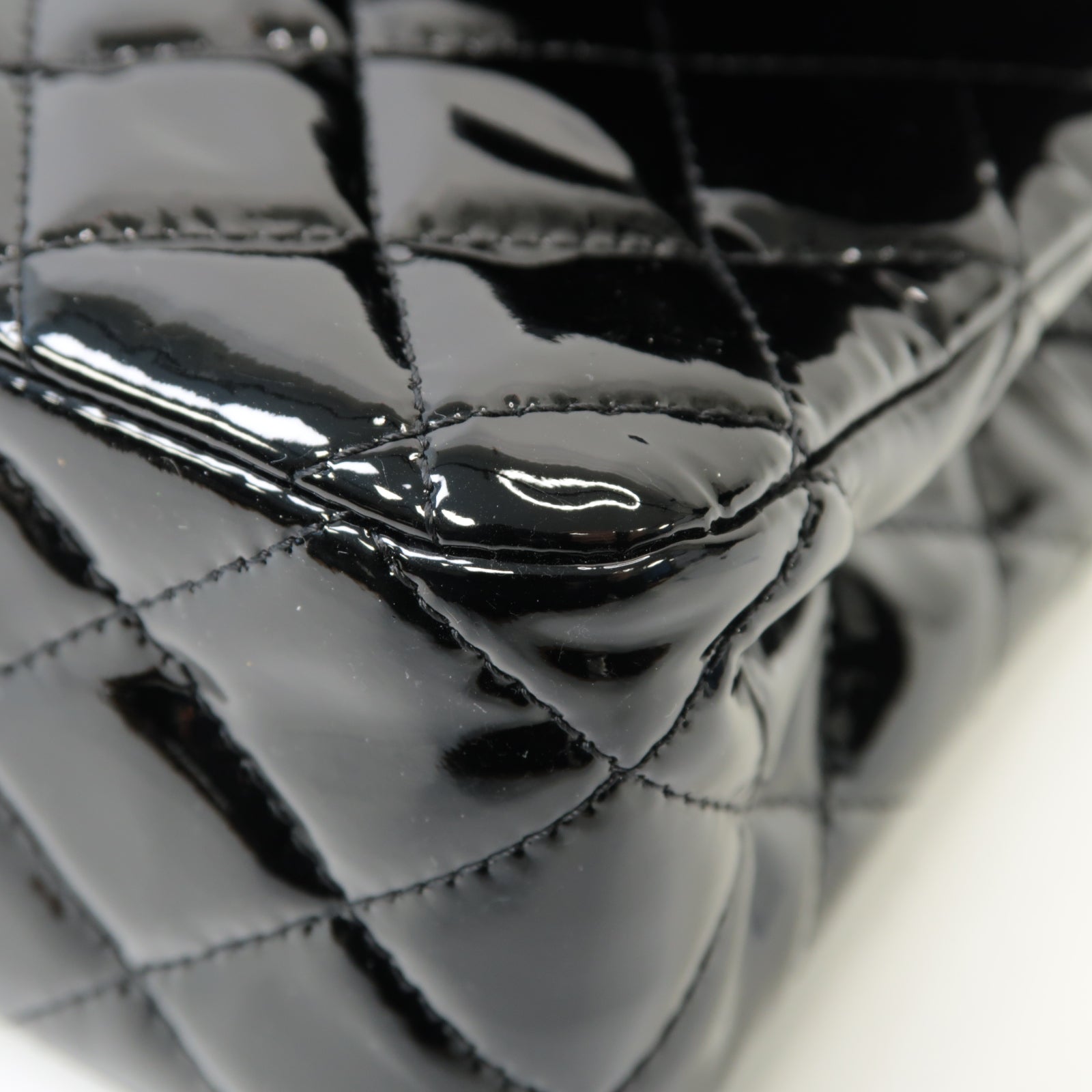CHANEL 菱格漆皮皮革Classic 25銀扣黒色