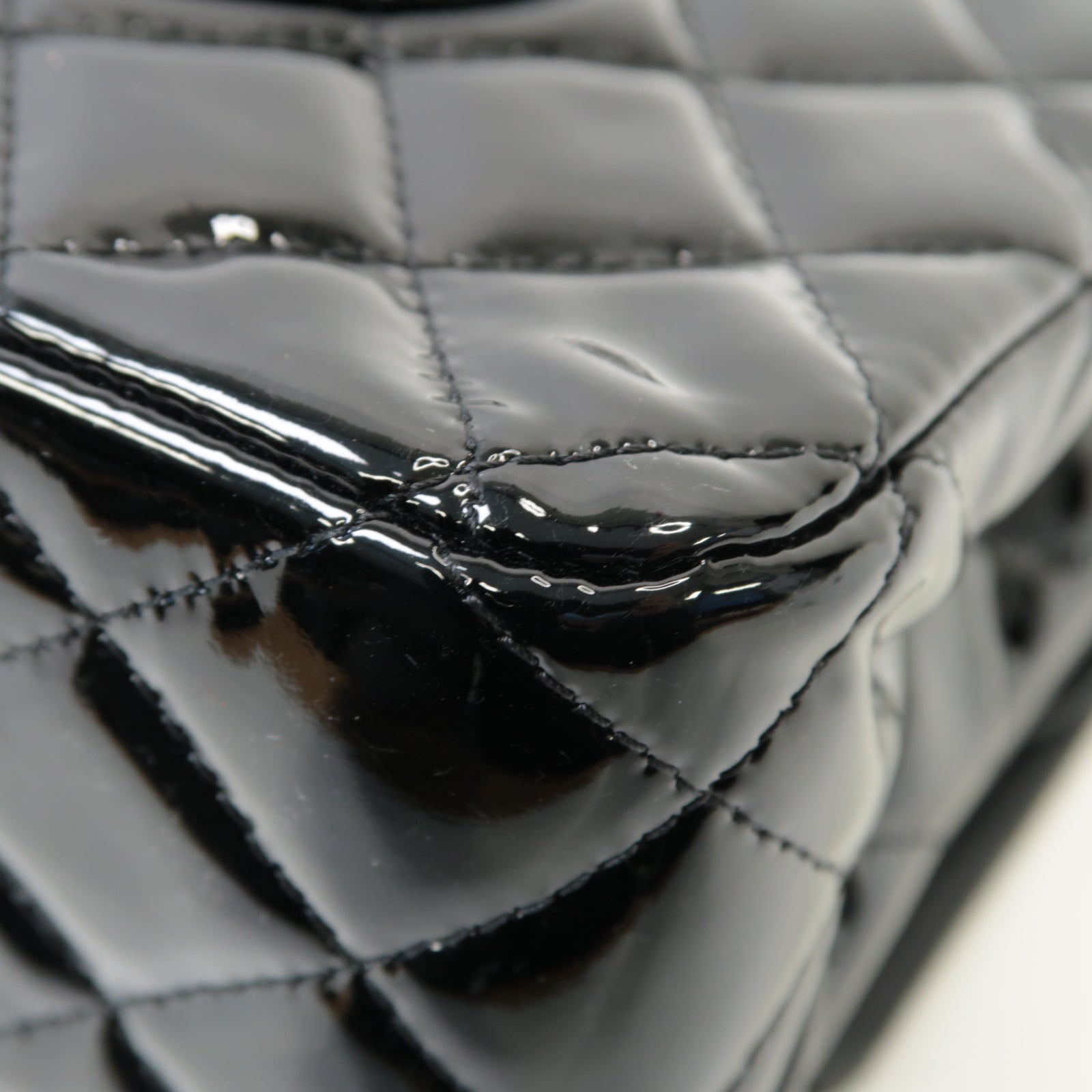 CHANEL 菱格漆皮皮革Classic 25銀扣黒色