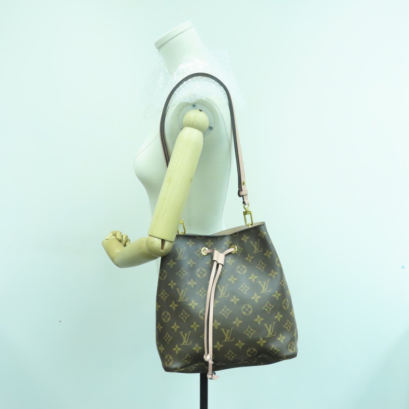 LOUIS VUITTON Monogram Neo Noe MM Gold Buckle Shoulder Bag Brown