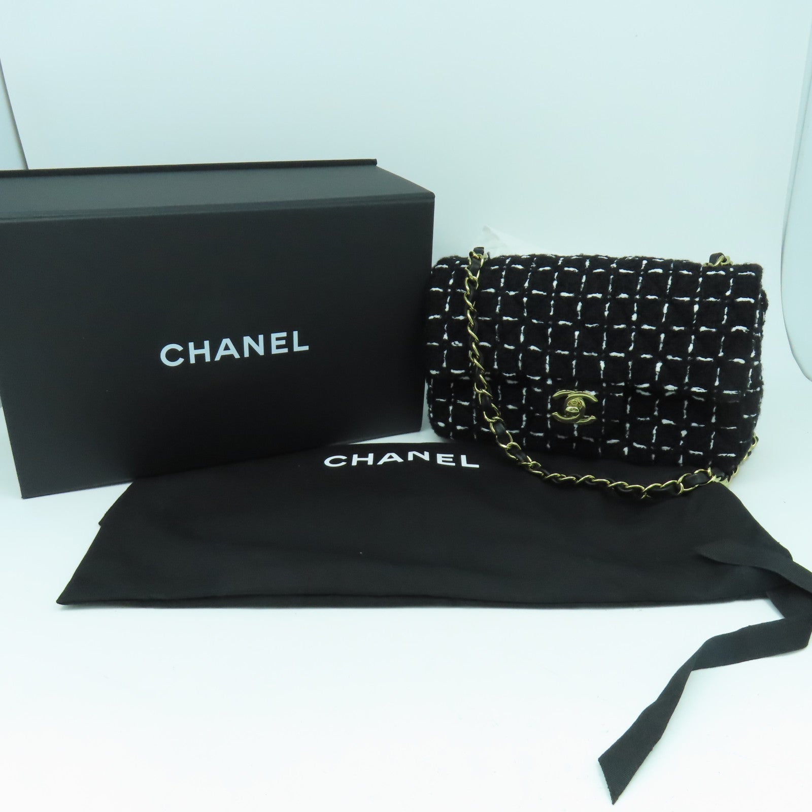 CHANEL 菱格斜紋軟呢Mini 20 Chain Shoulder Bag銀扣鏈帶肩背袋黑色/白色