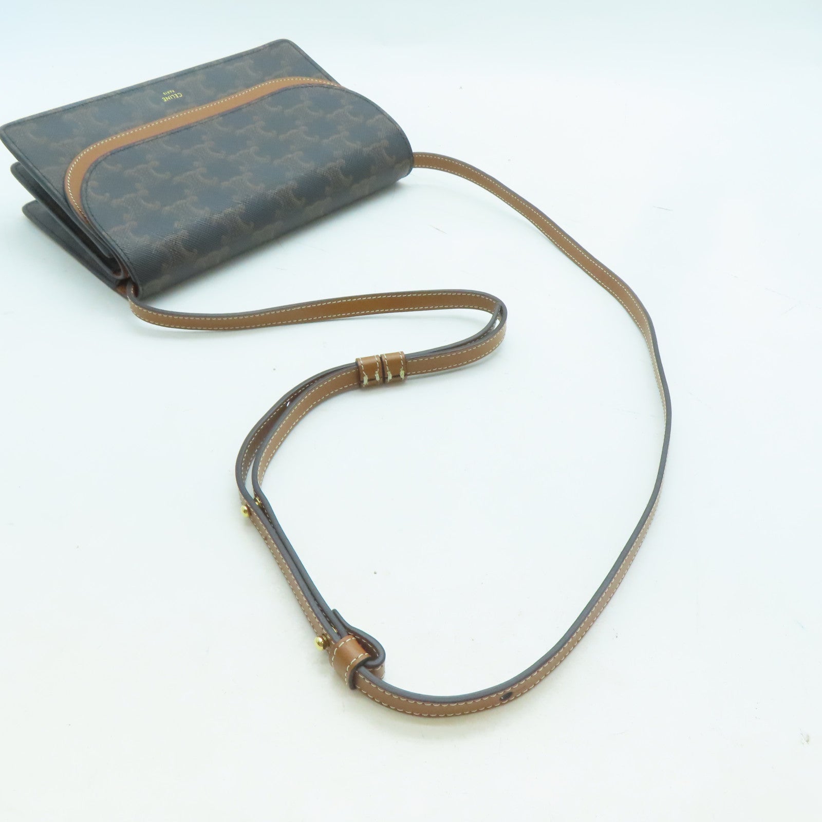 CELINE 塗層帆布Wallet On Strap金扣肩背袋啡色