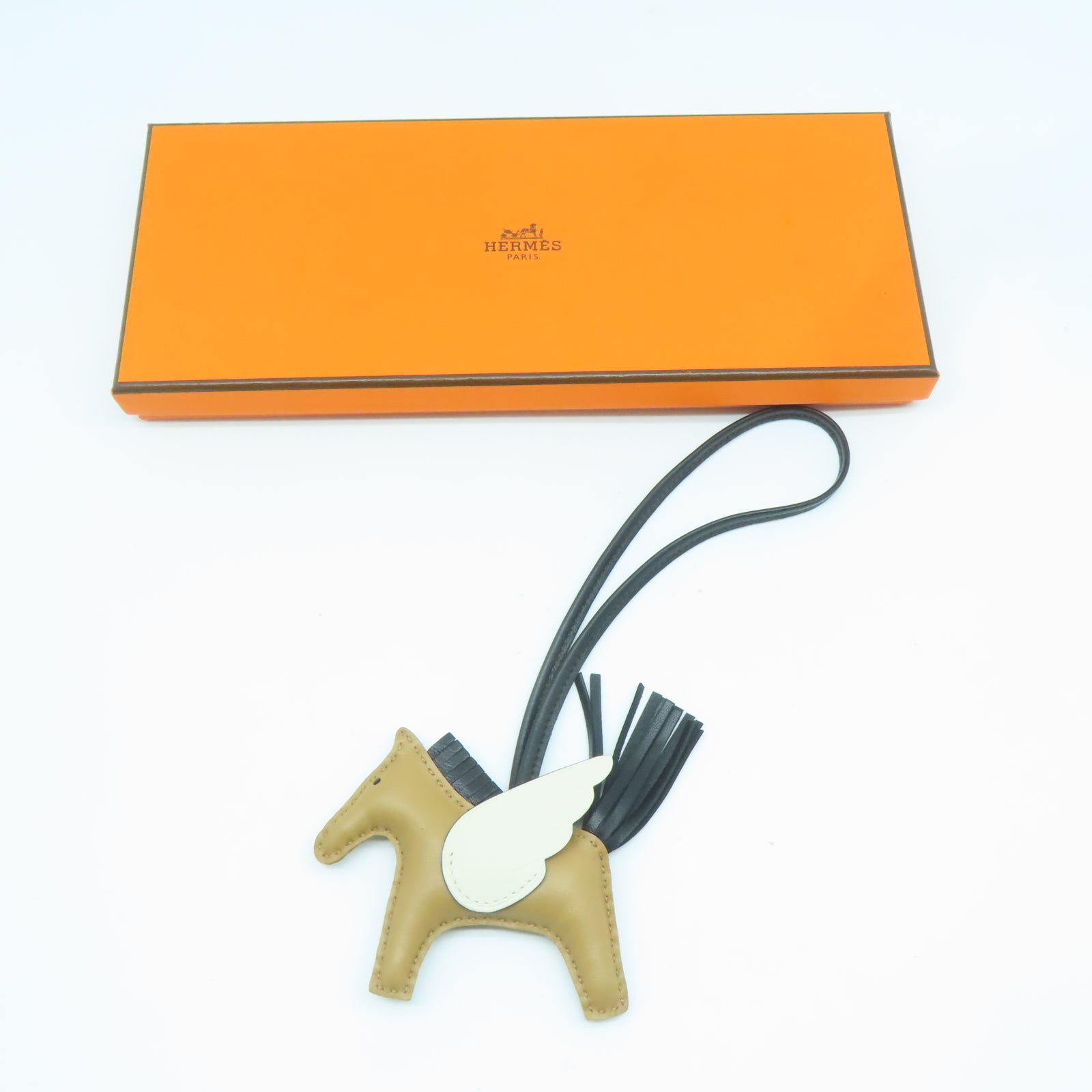 HERMES Swift皮革Rodeo Pegase MM掛飾Sesame 芝麻色/Noir黑色/米色