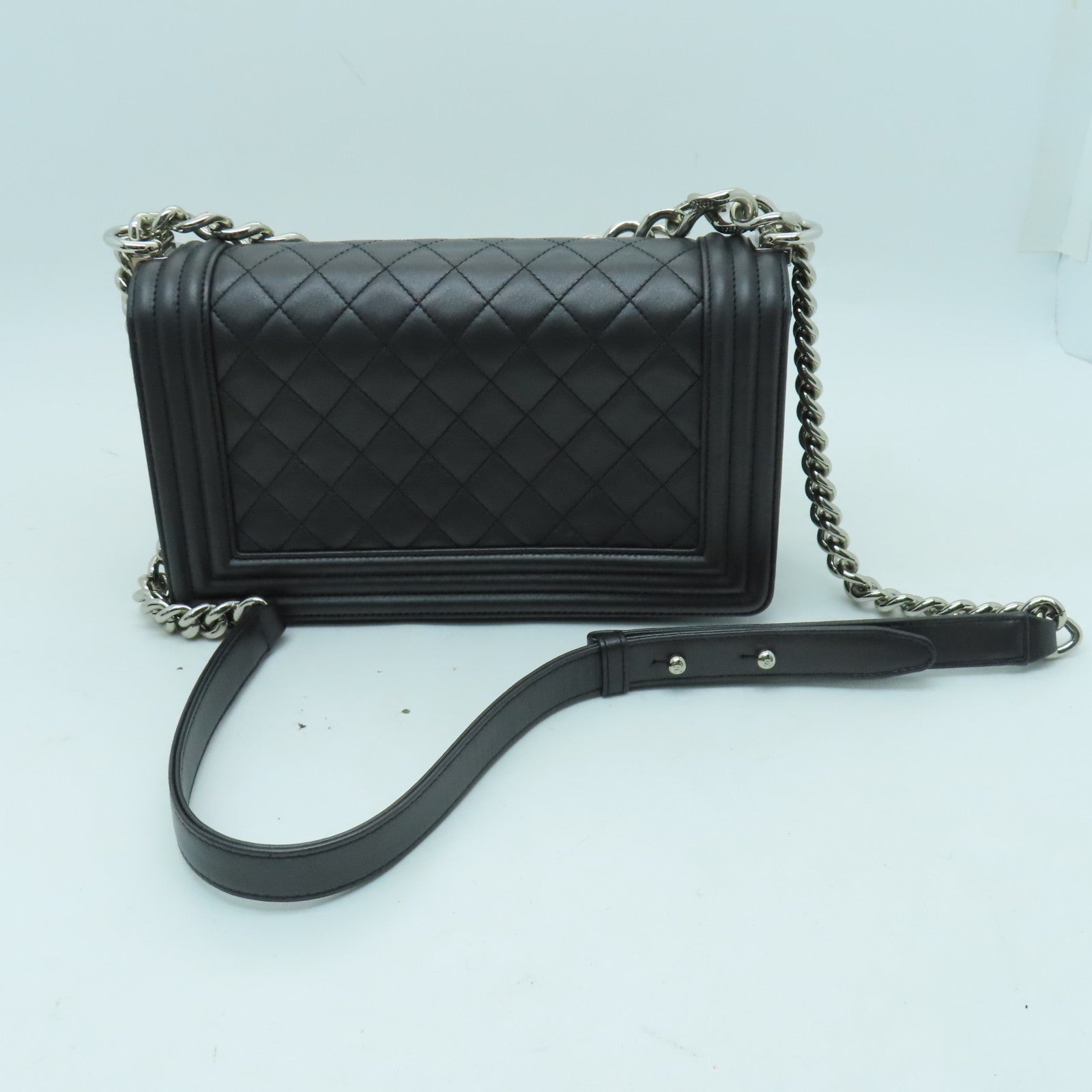 CHANEL 牛皮皮革Boy Chanel銀扣鏈帶肩背袋黑色