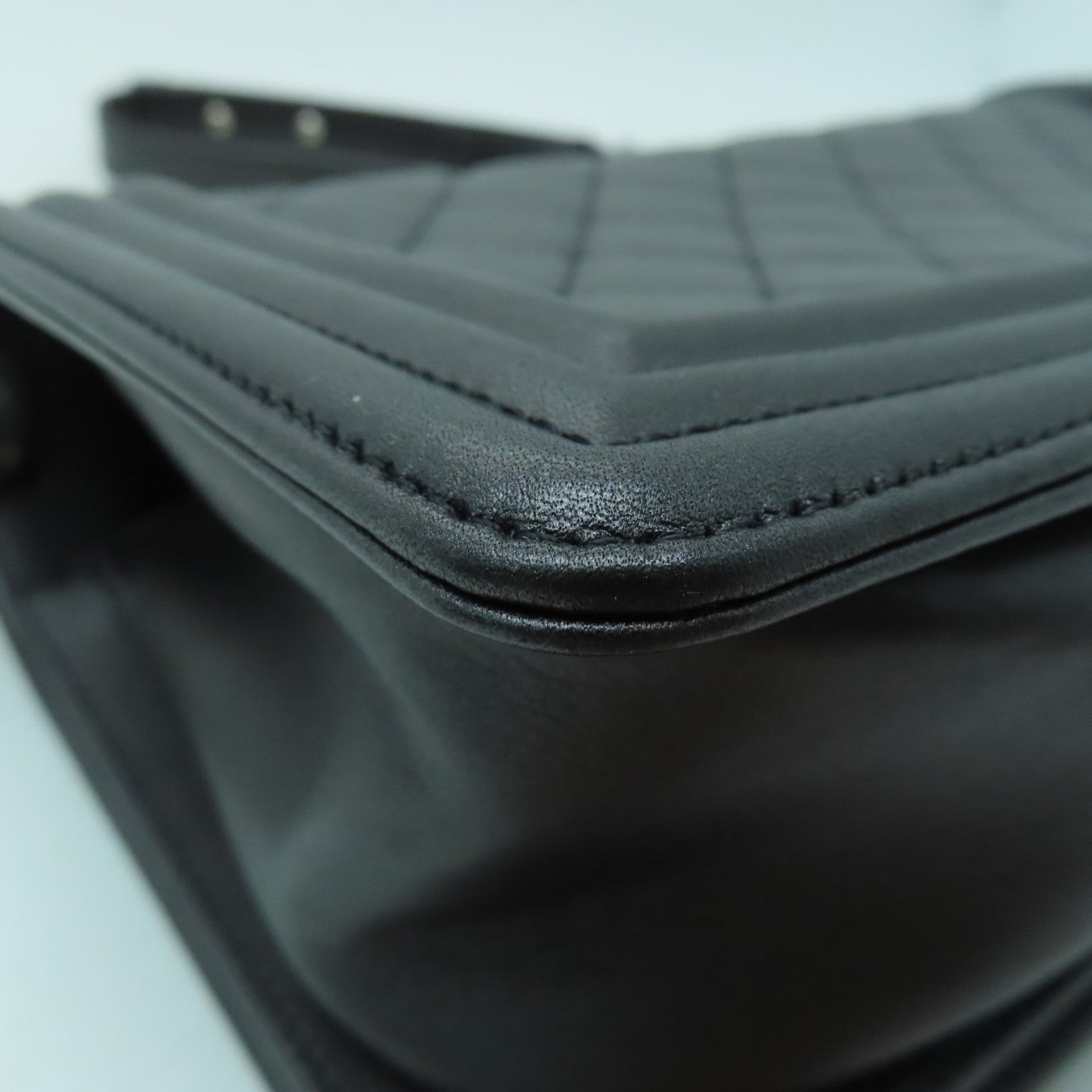 CHANEL 牛皮皮革Boy Chanel銀扣鏈帶肩背袋黑色
