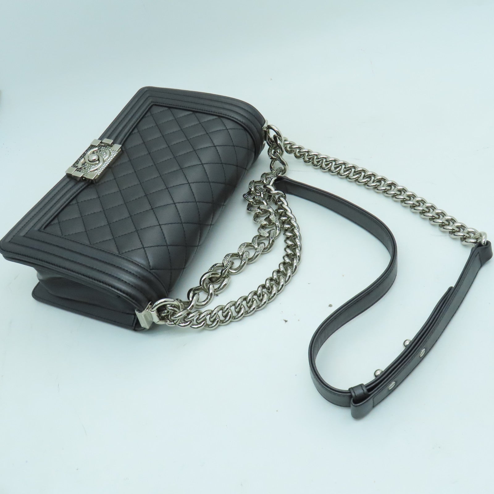 CHANEL 牛皮皮革Boy Chanel銀扣鏈帶肩背袋黑色