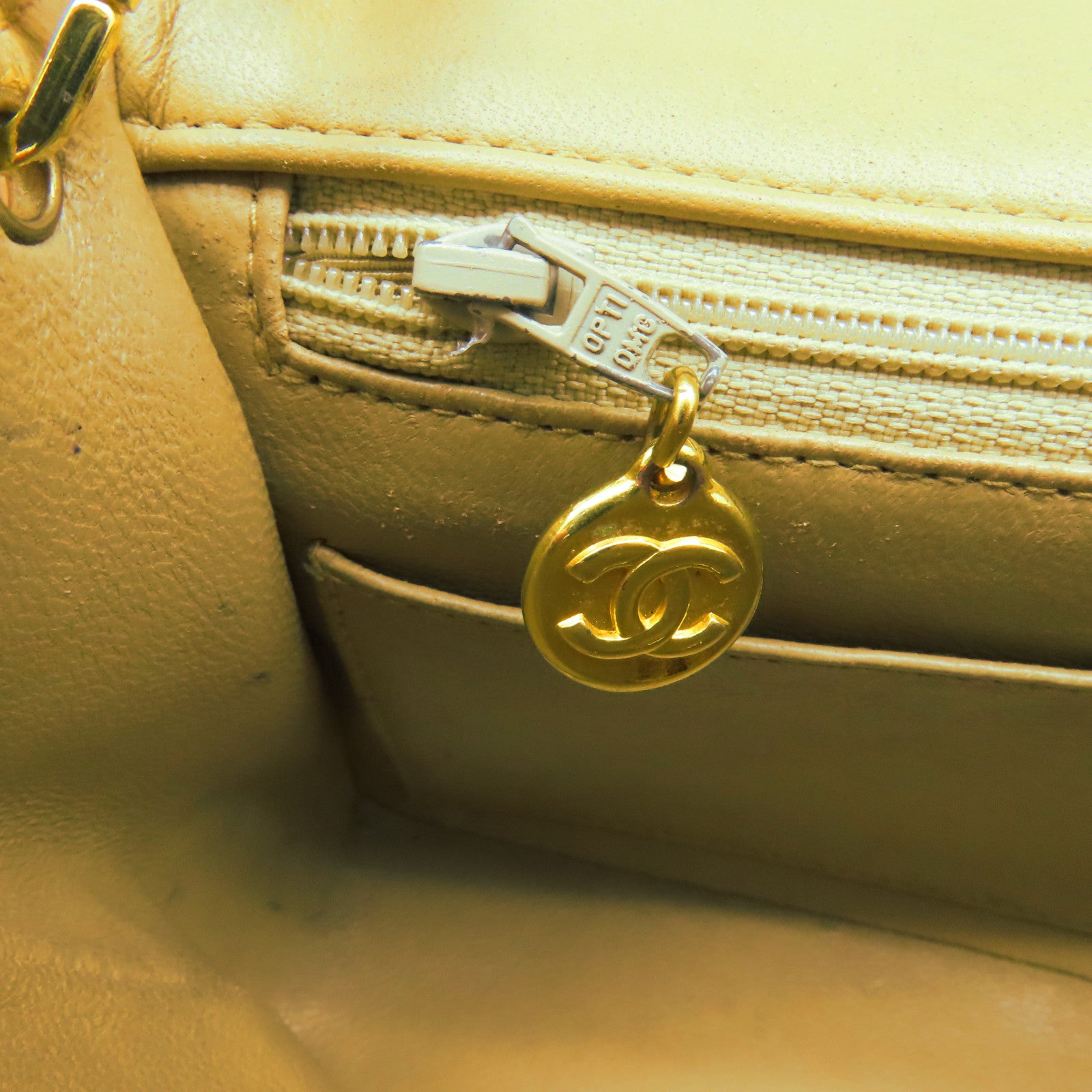 CHANEL 【激減優惠】菱格羊皮皮革Vintage Classic Flap 17cm金扣鏈帶肩背袋卡其色