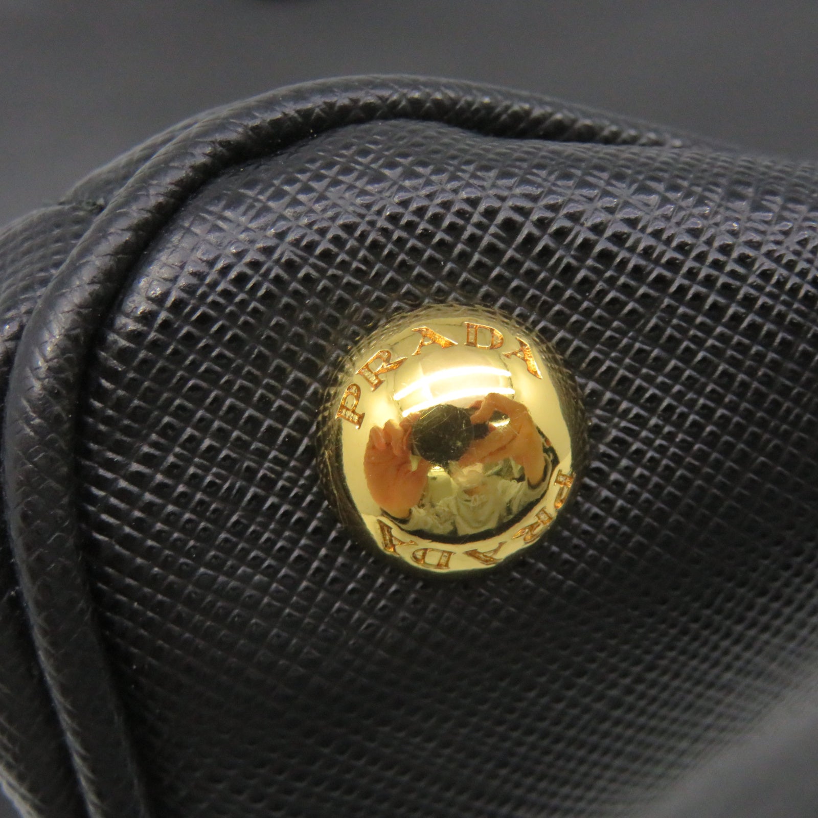 PRADA 牛皮皮革Handbag金扣手挽袋黑色