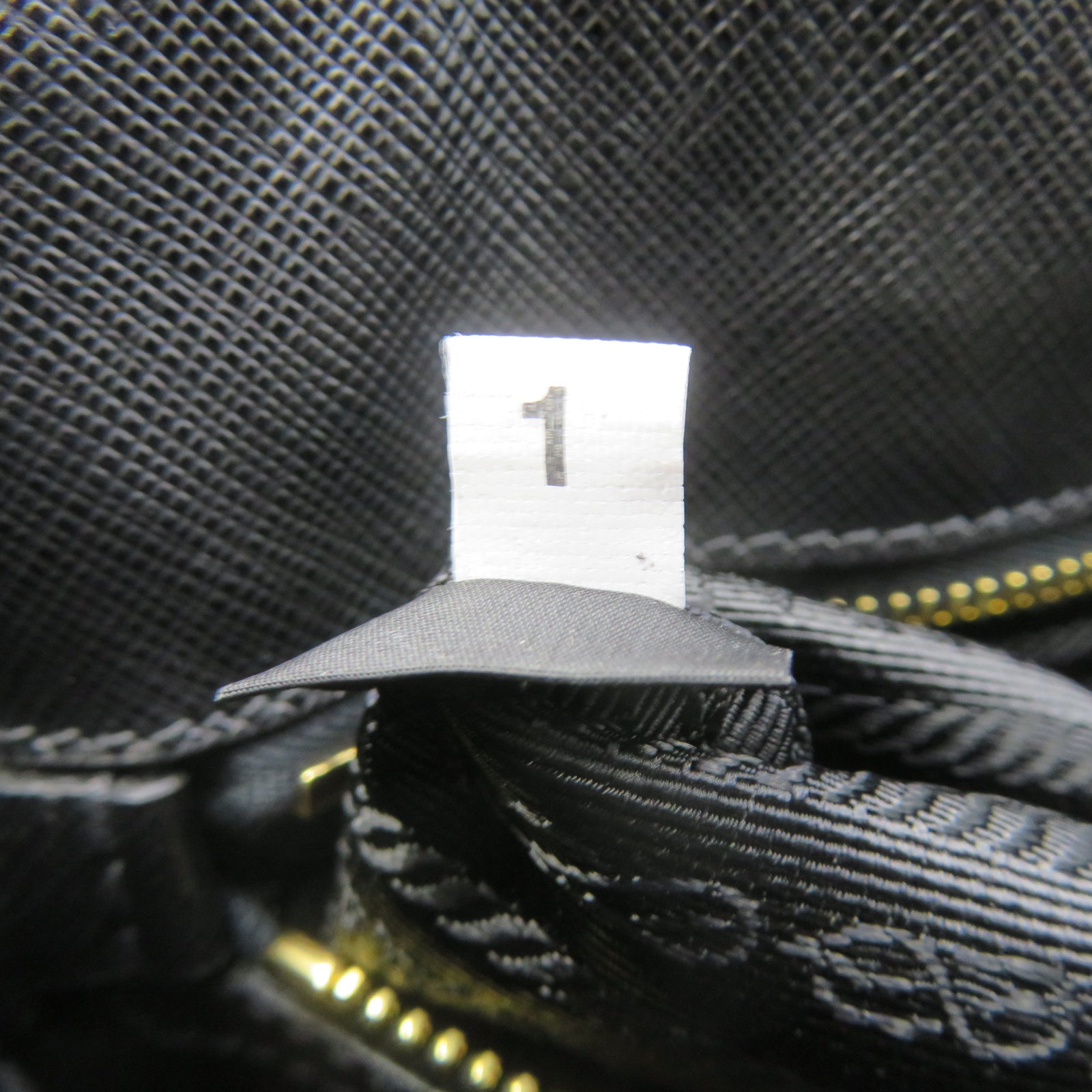 PRADA 牛皮皮革Handbag金扣手挽袋黑色