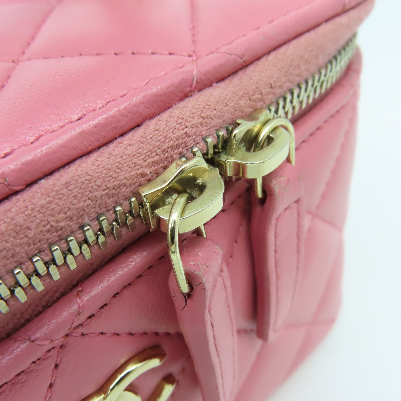 CHANEL 菱格牛皮皮革Vanity Rectangular Chain Shoulder Bag金扣鏈帶肩背化妝包粉紅色