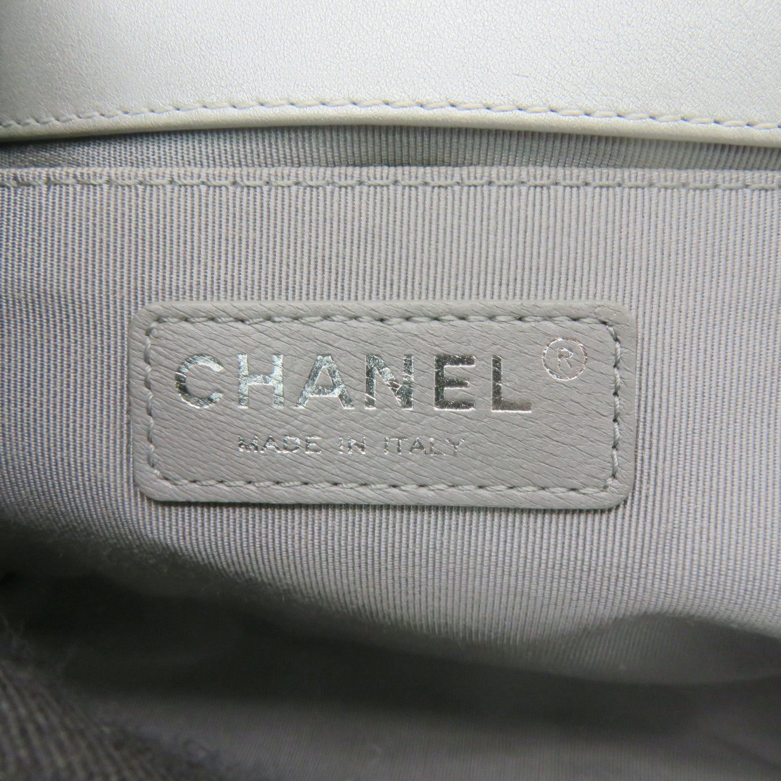 CHANEL 菱格牛皮皮革Boy Chanel银扣肩背袋银色