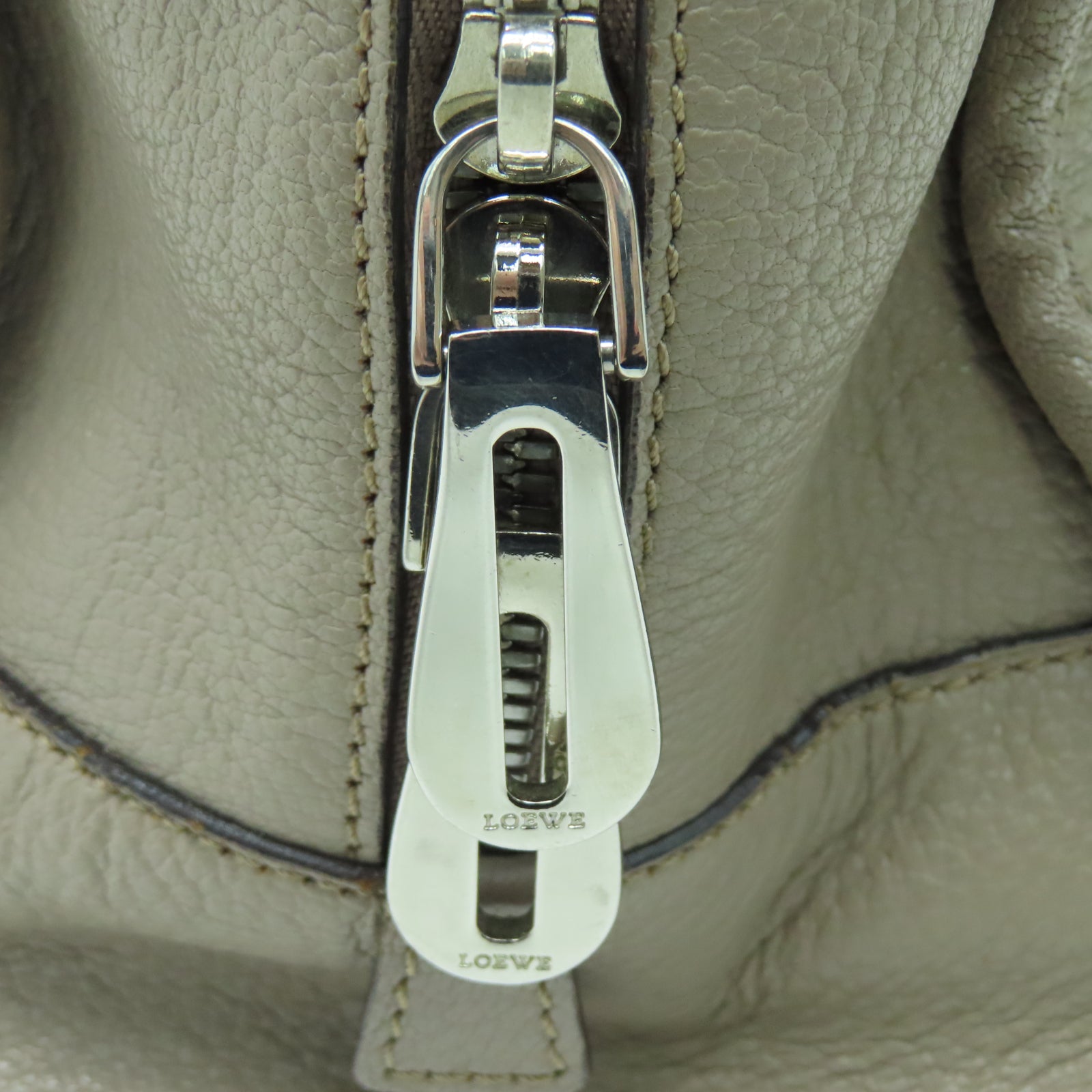 LOEWE 牛皮皮革Handbag銀扣手挽袋灰色