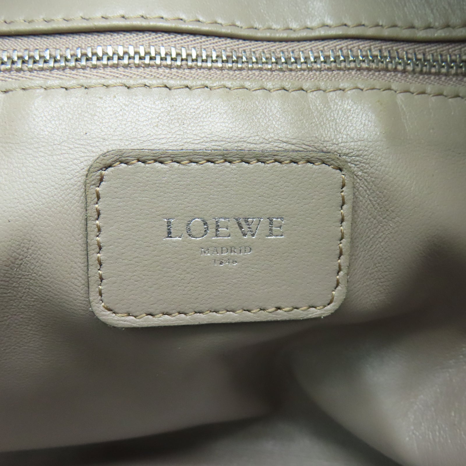 LOEWE 牛皮皮革Handbag銀扣手挽袋灰色