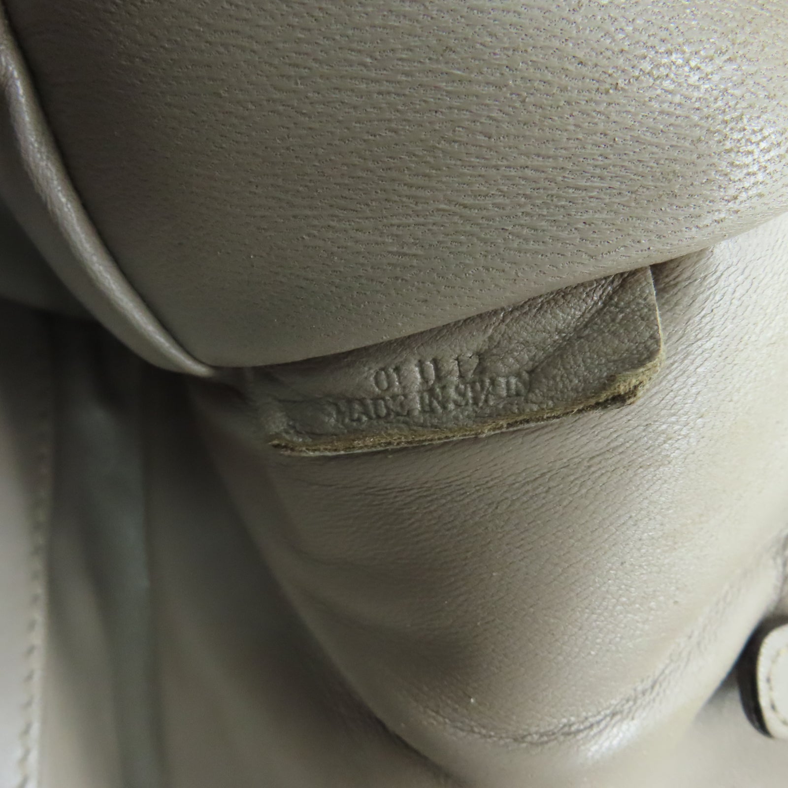 LOEWE 牛皮皮革Handbag銀扣手挽袋灰色