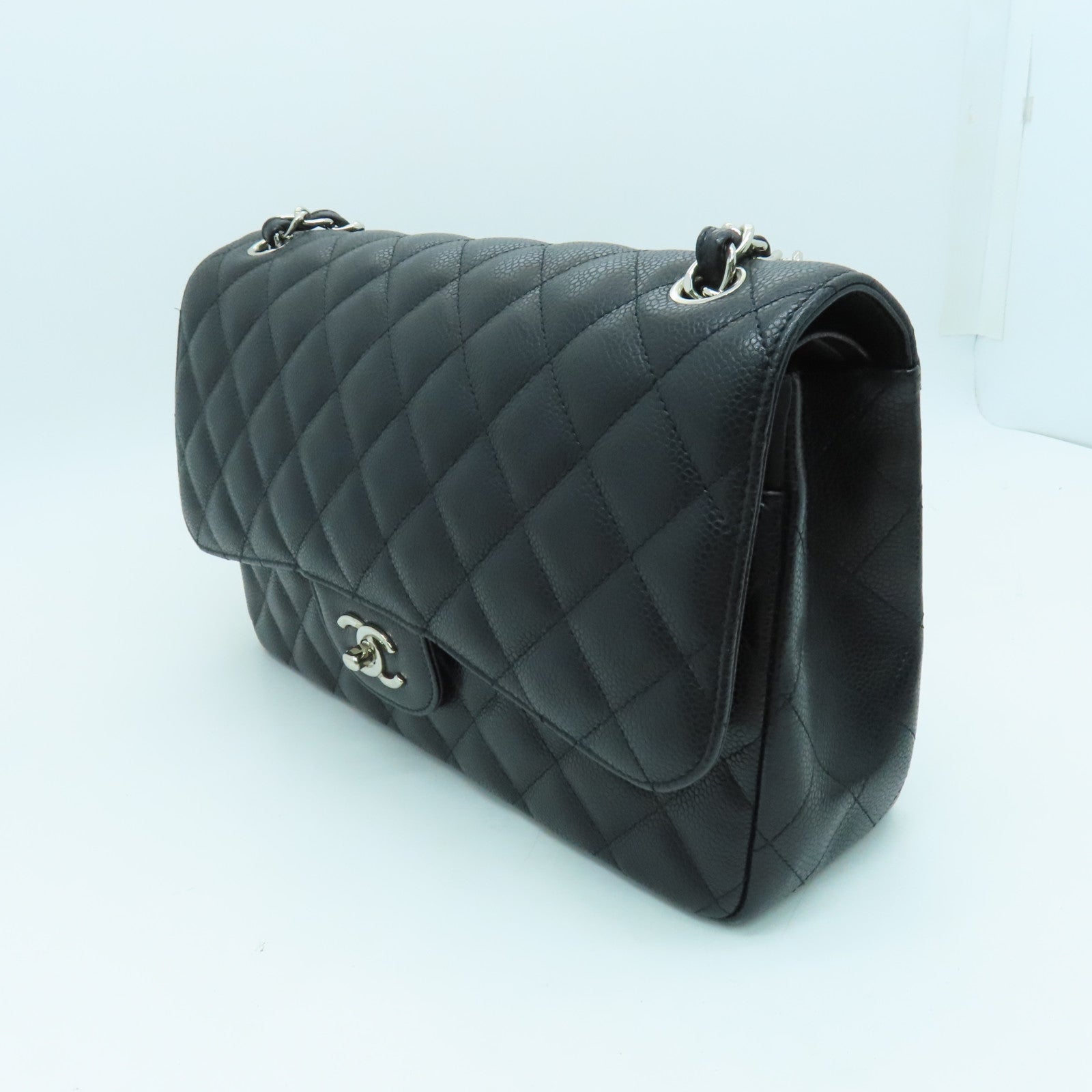 CHANEL 菱格Caviar皮革Classic Jumbo银扣肩背袋黑色