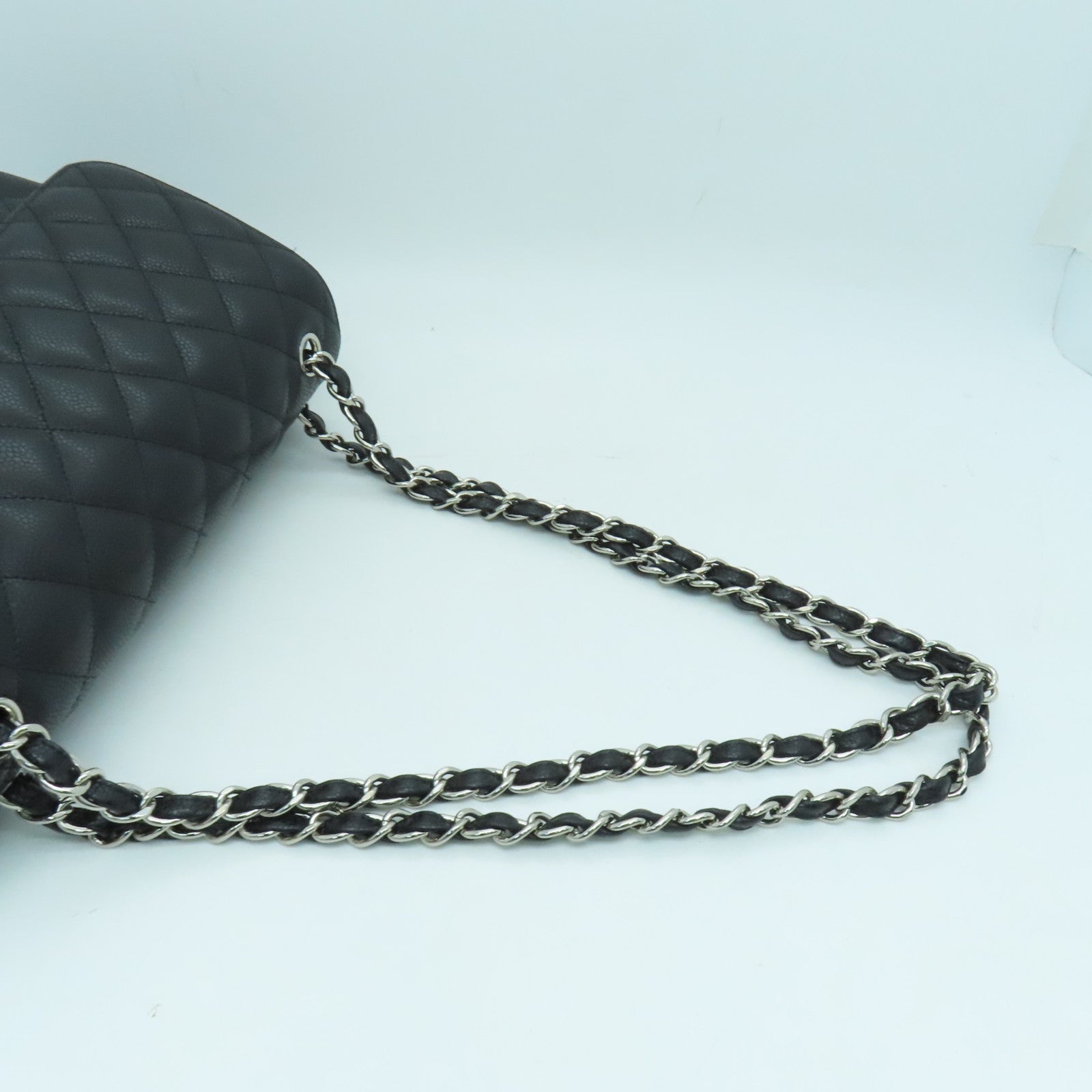 CHANEL 菱格Caviar皮革Classic Jumbo银扣肩背袋黑色