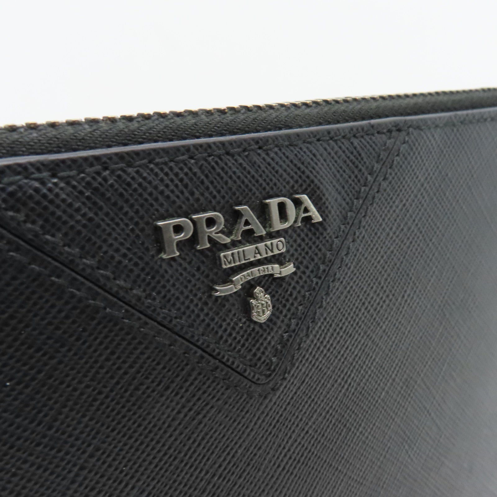 PRADA Saffiano皮革Clutch Bag银扣手拿包黑色