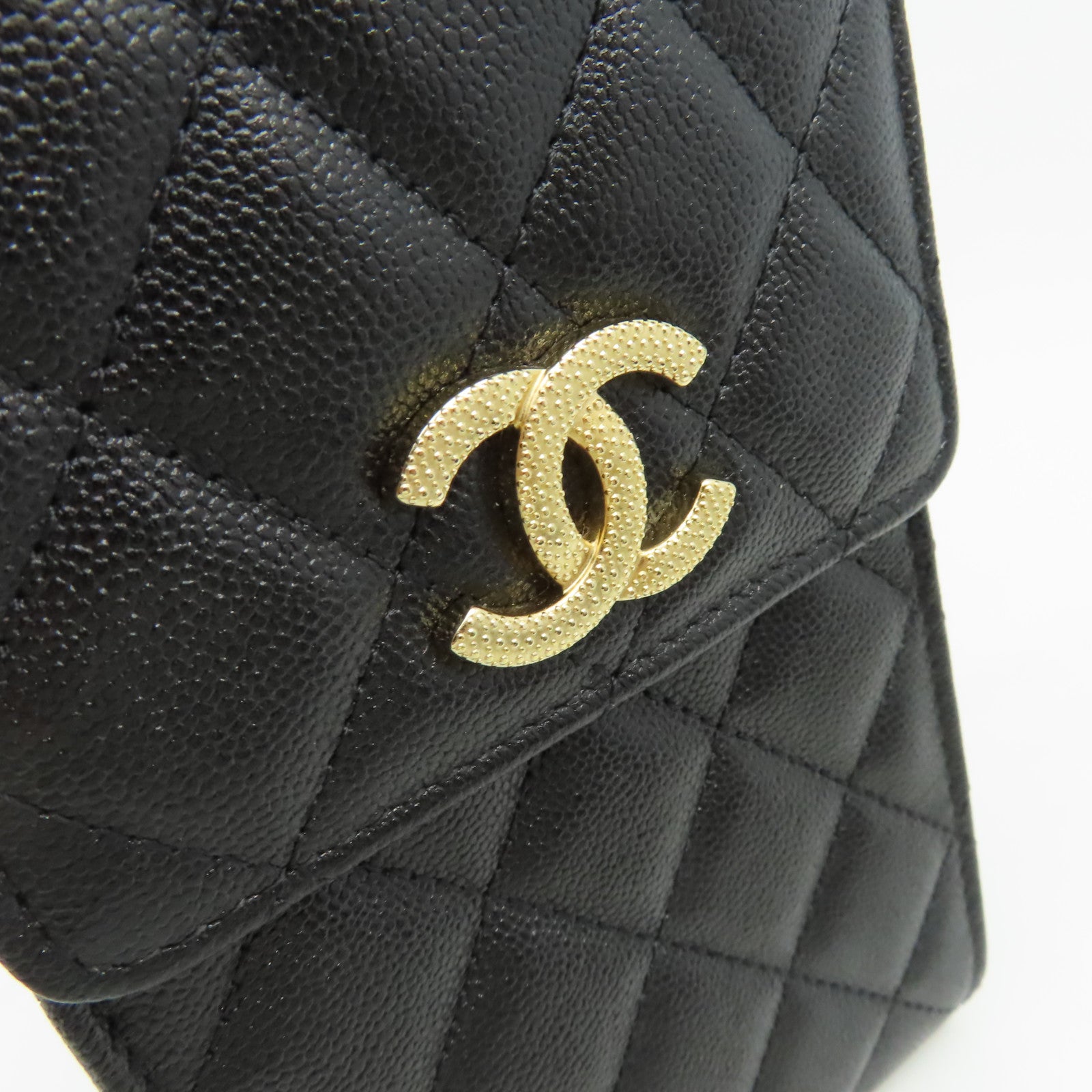 CHANEL 菱格Caviar皮革Phone And Airpods Case金扣鏈帶手機/耳機袋黑色