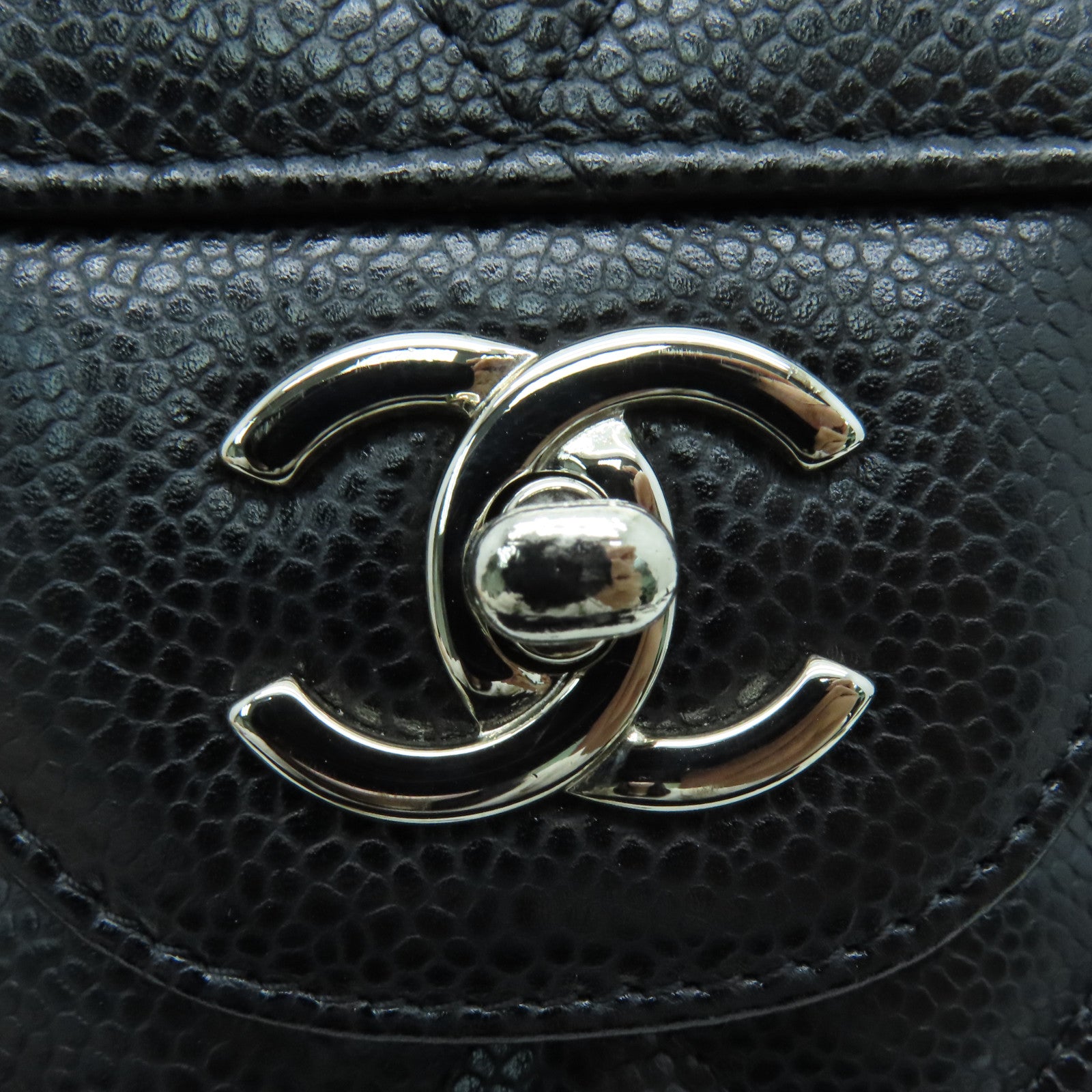 CHANEL 菱格Caviar皮革Classic Jumbo银扣肩背袋黑色
