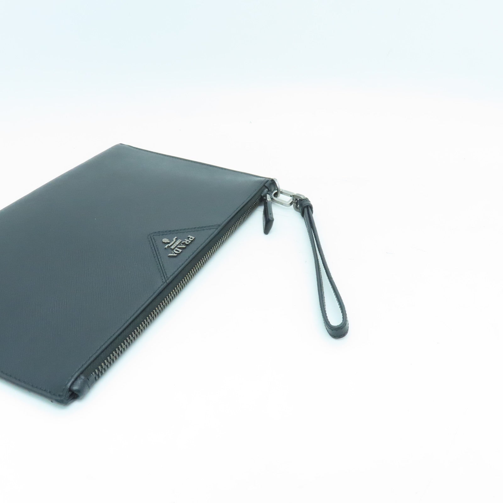 PRADA Saffiano皮革Clutch Bag银扣手拿包黑色