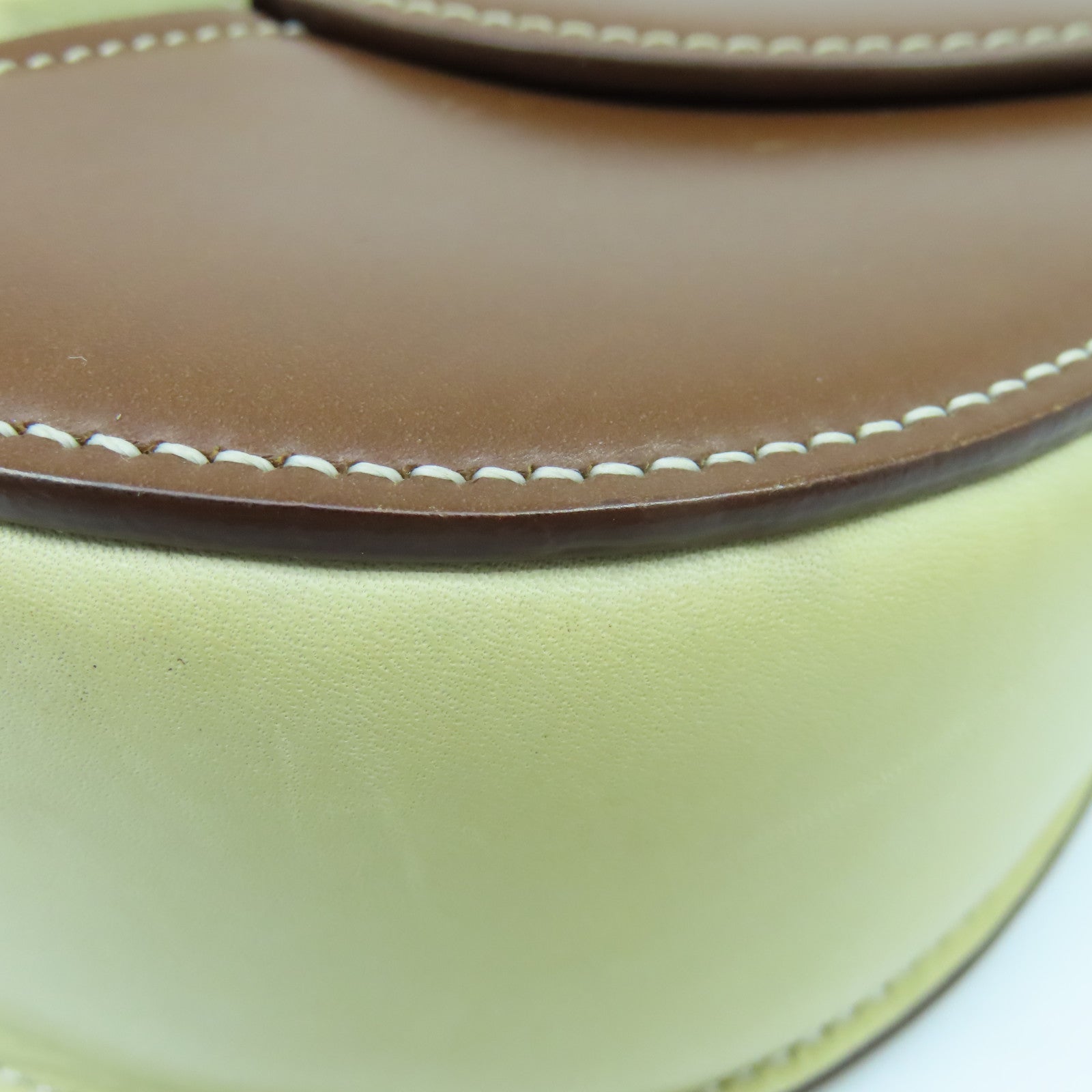 CELINE 牛皮皮革Small Trotteur金扣肩背袋啡色/淡黄色