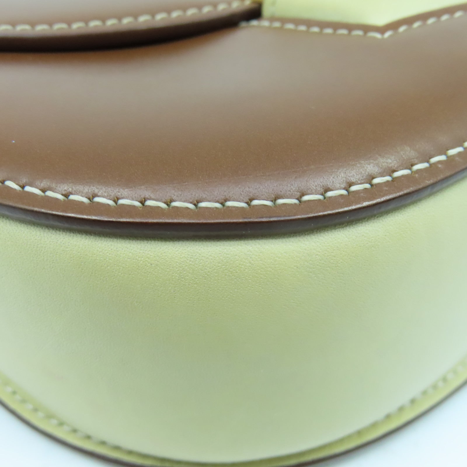 CELINE 牛皮皮革Small Trotteur金扣肩背袋啡色/淡黄色