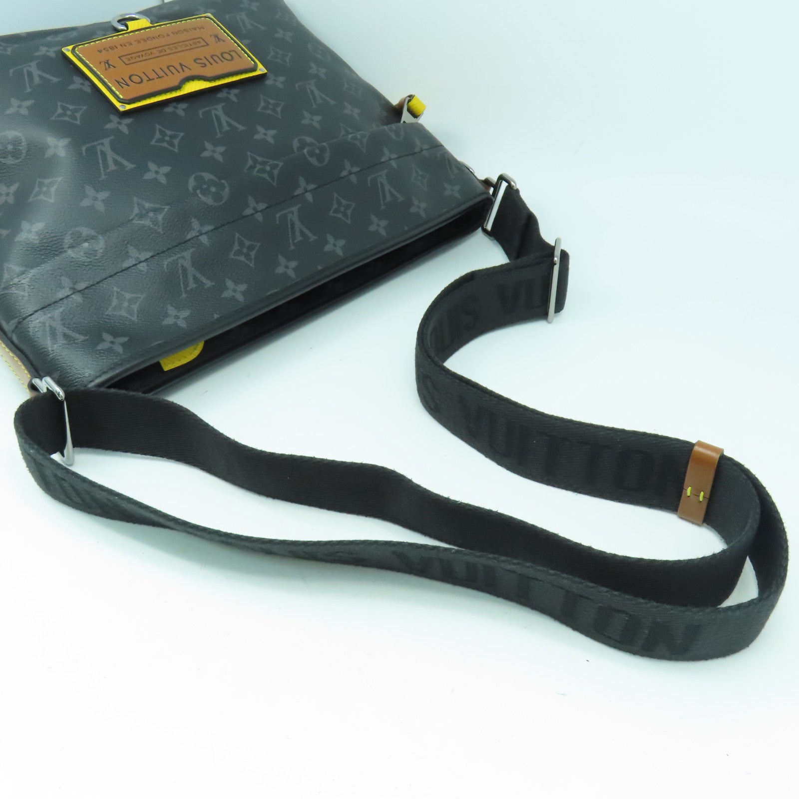 LOUIS VUITTON Monogram Eclipse BESACE ZIPEE銀扣肩背袋黑色