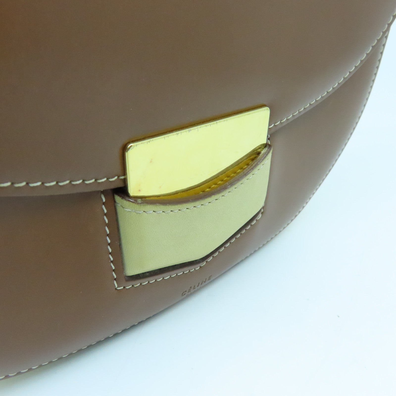 CELINE 牛皮皮革Small Trotteur金扣肩背袋啡色/淡黄色