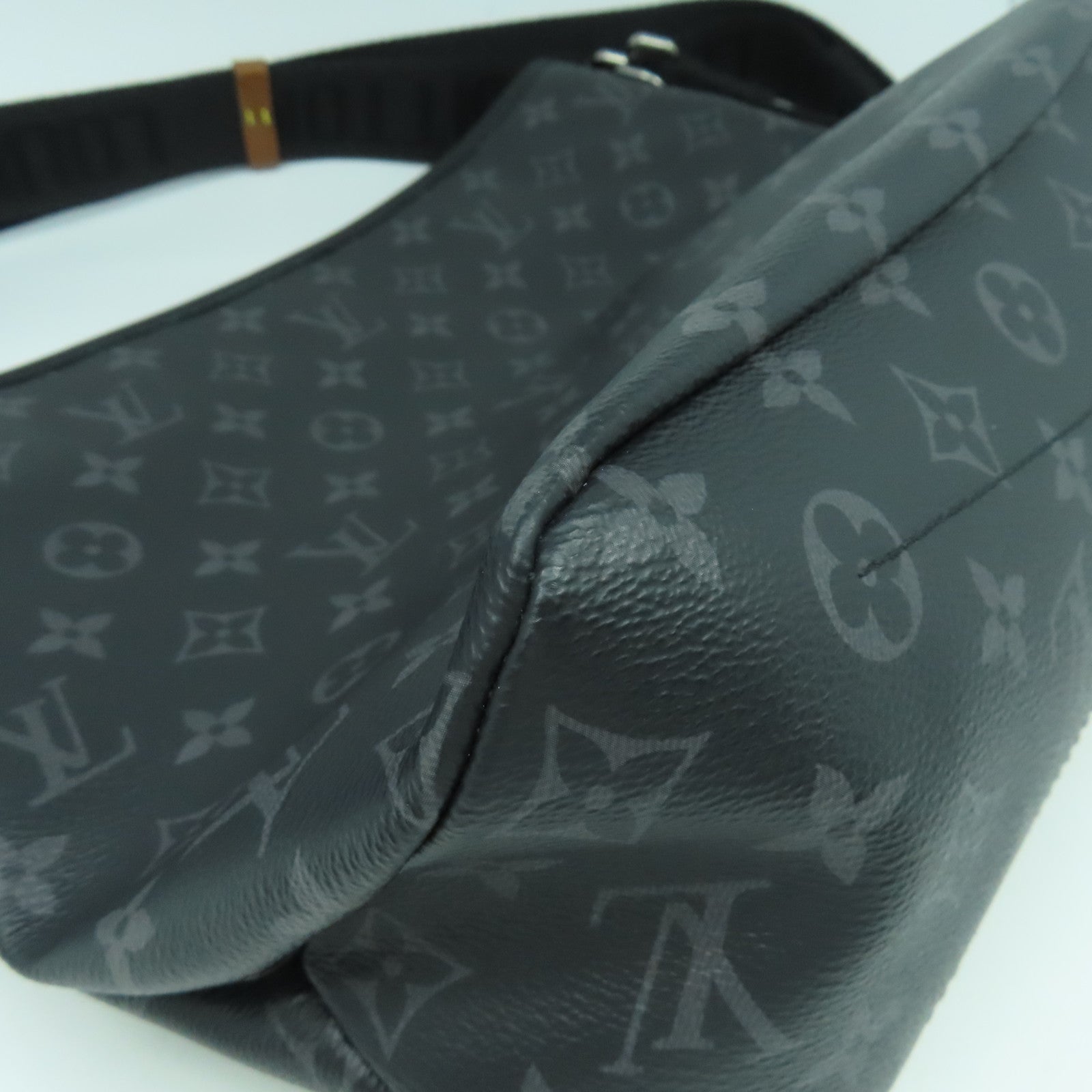 LOUIS VUITTON Monogram Eclipse BESACE ZIPEE銀扣肩背袋黑色
