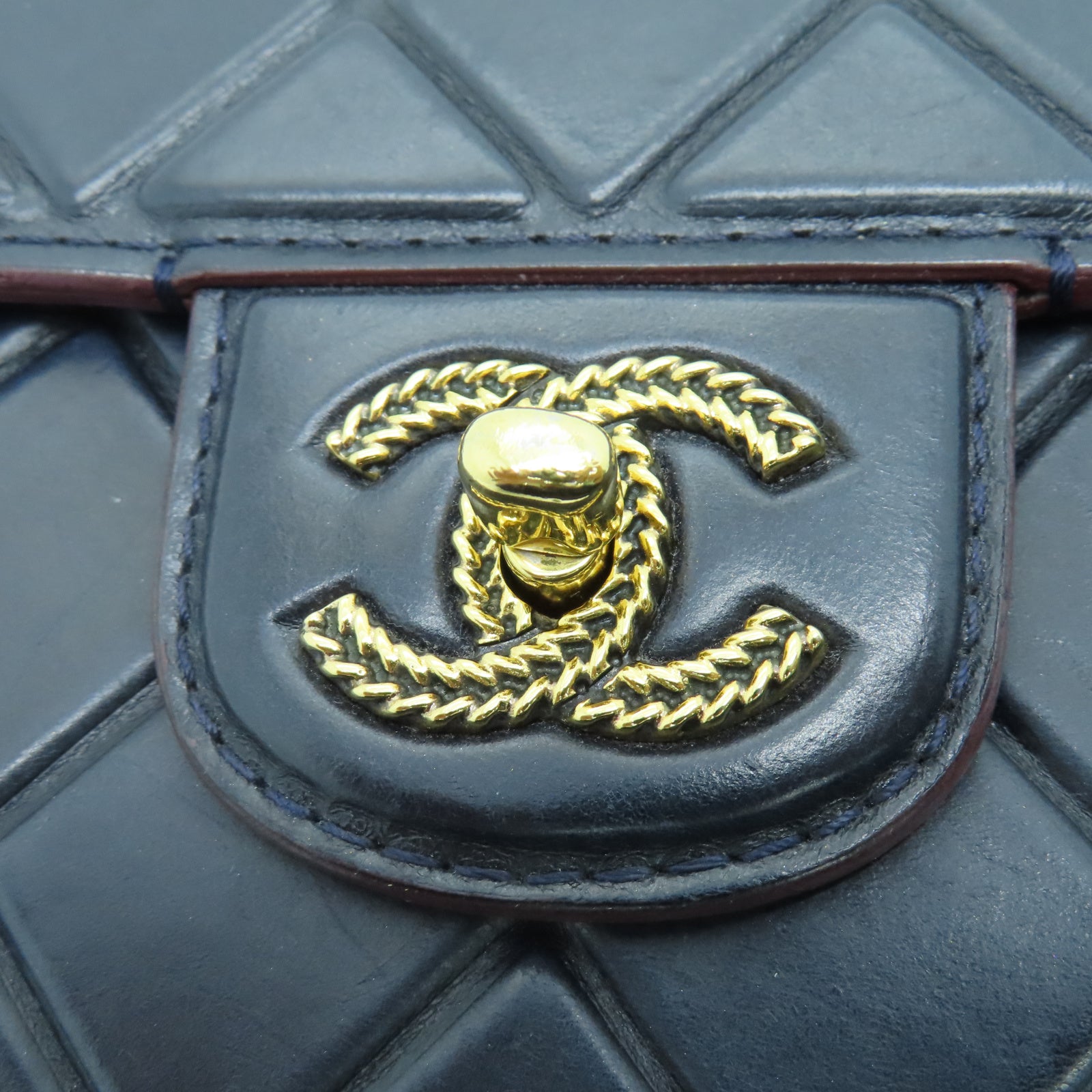 CHANEL 菱格牛皮皮革Chain Shoulder金扣鏈帶肩背袋深藍色