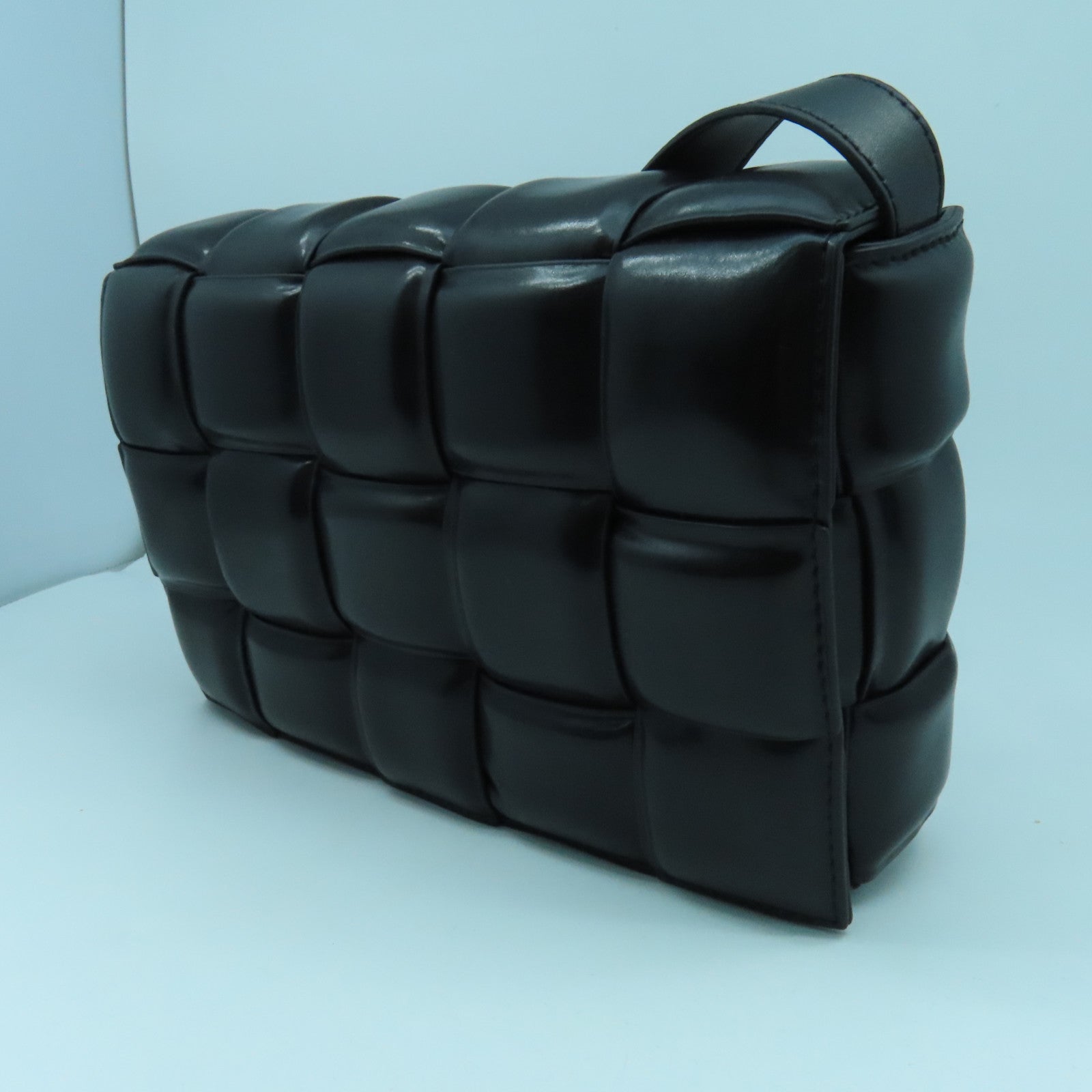 BOTTEGA VENETA 羊皮皮革Padded Cassette金扣肩背袋黑色