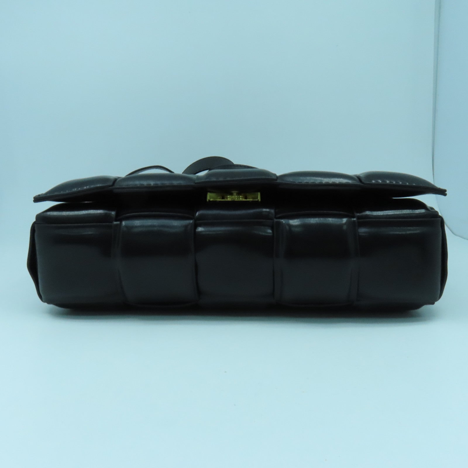 BOTTEGA VENETA 羊皮皮革Padded Cassette金扣肩背袋黑色