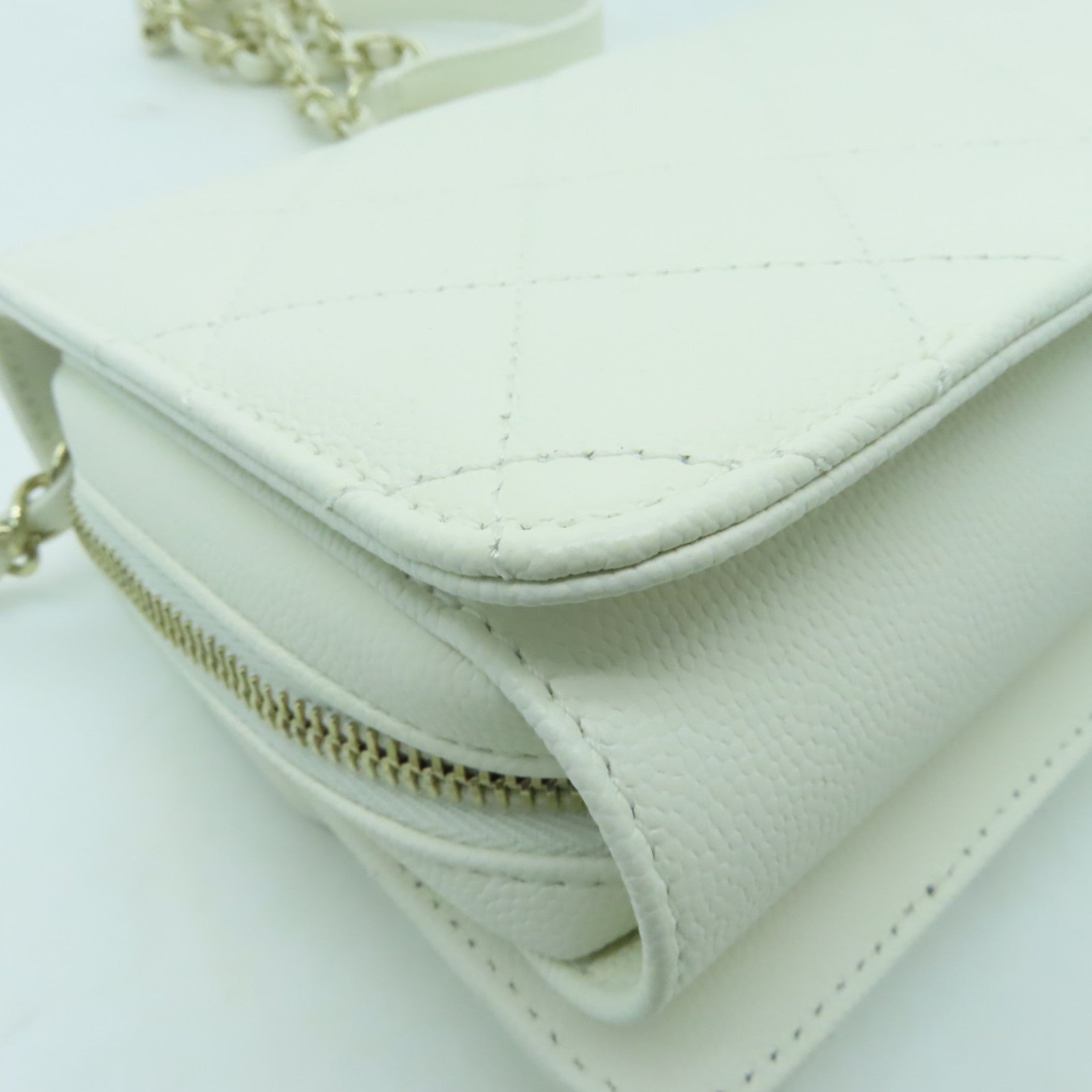 CHANEL 菱格Caviar皮革Mini Flap金扣鏈帶肩背袋白色