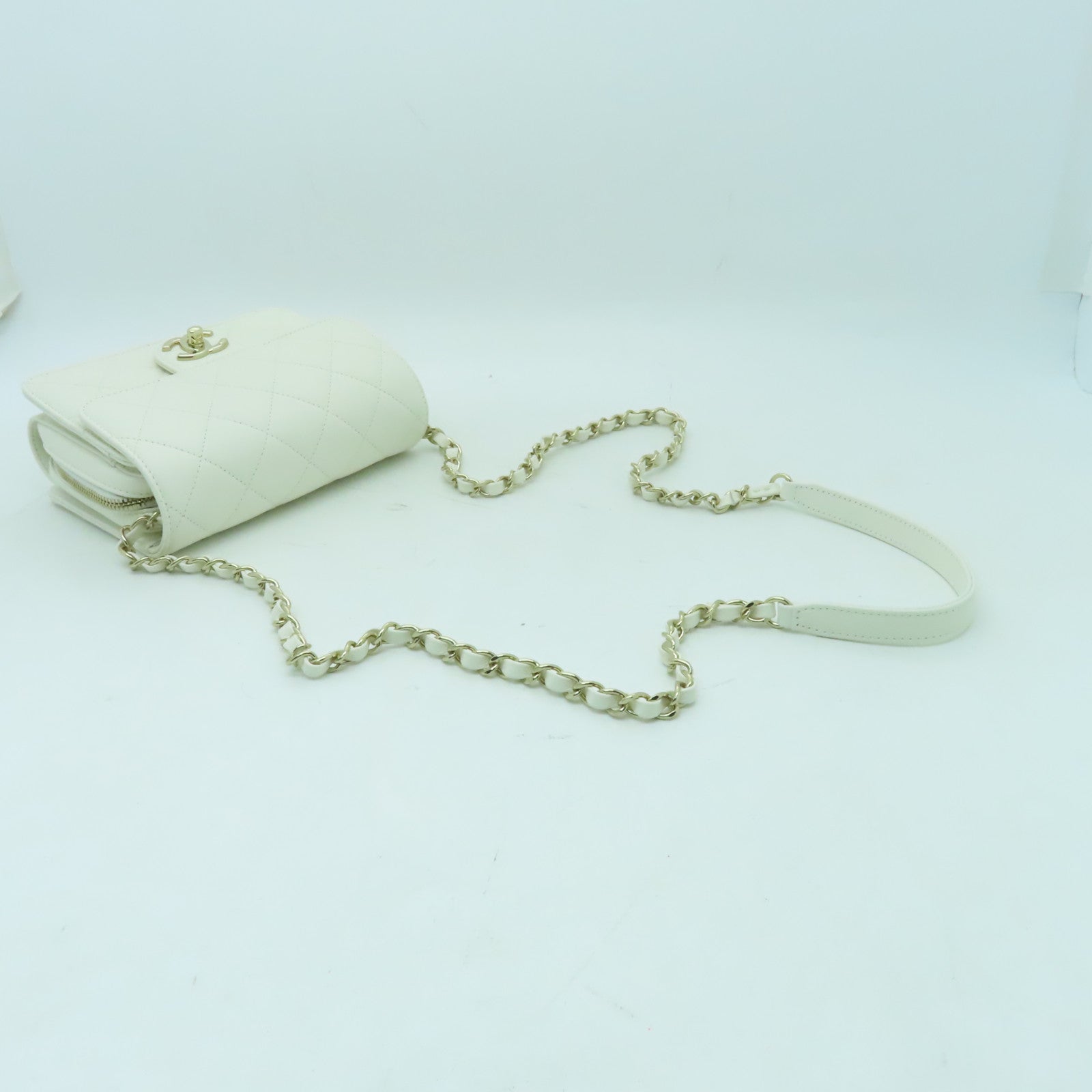 CHANEL 菱格Caviar皮革Mini Flap金扣鏈帶肩背袋白色