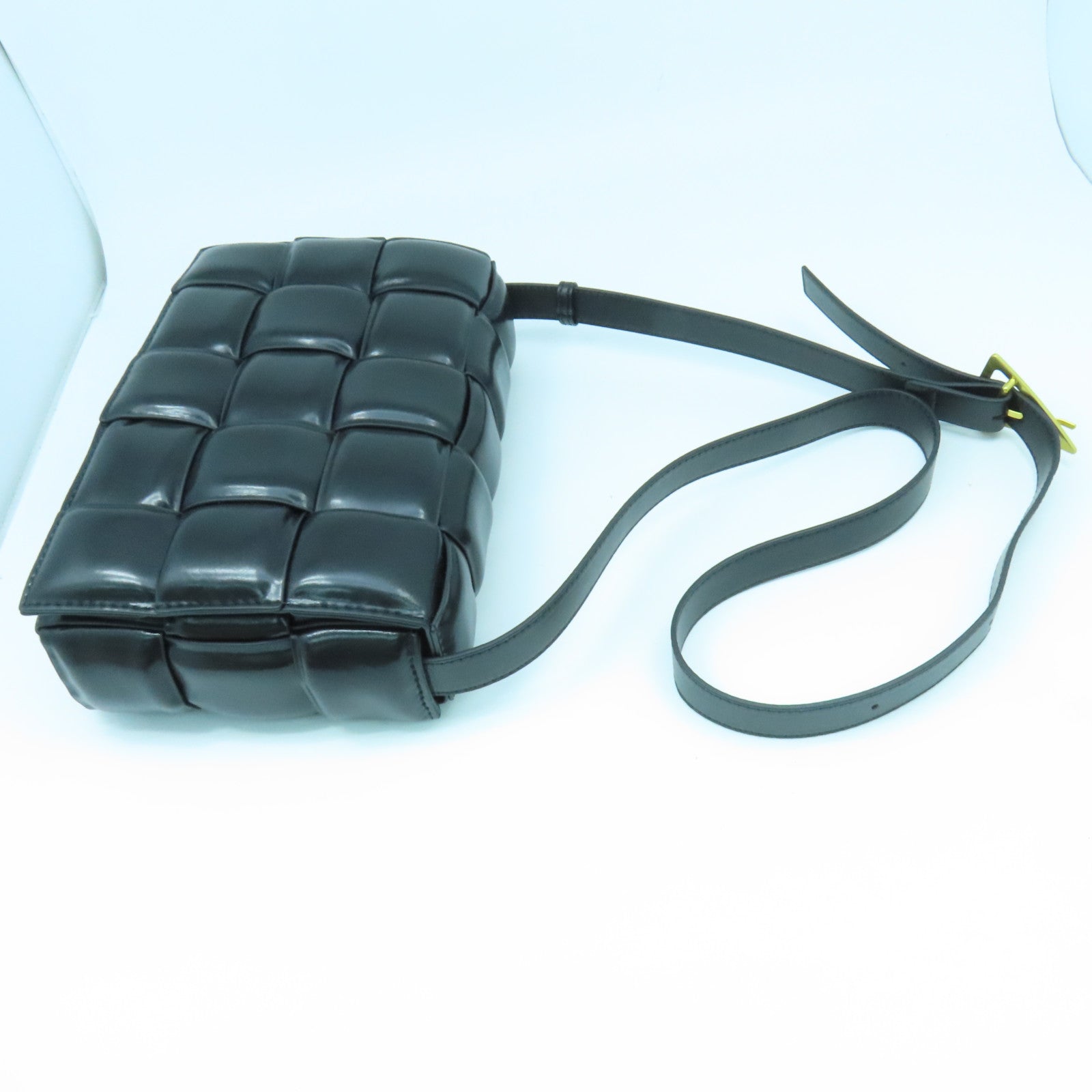 BOTTEGA VENETA 羊皮皮革Padded Cassette金扣肩背袋黑色